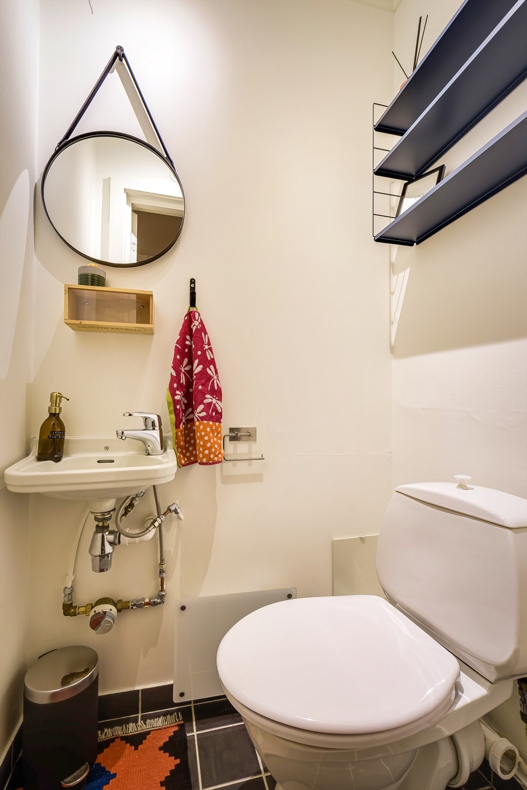 Leiligheten har adskilt toalettrom vegg i vegg med baderom Galleribilde