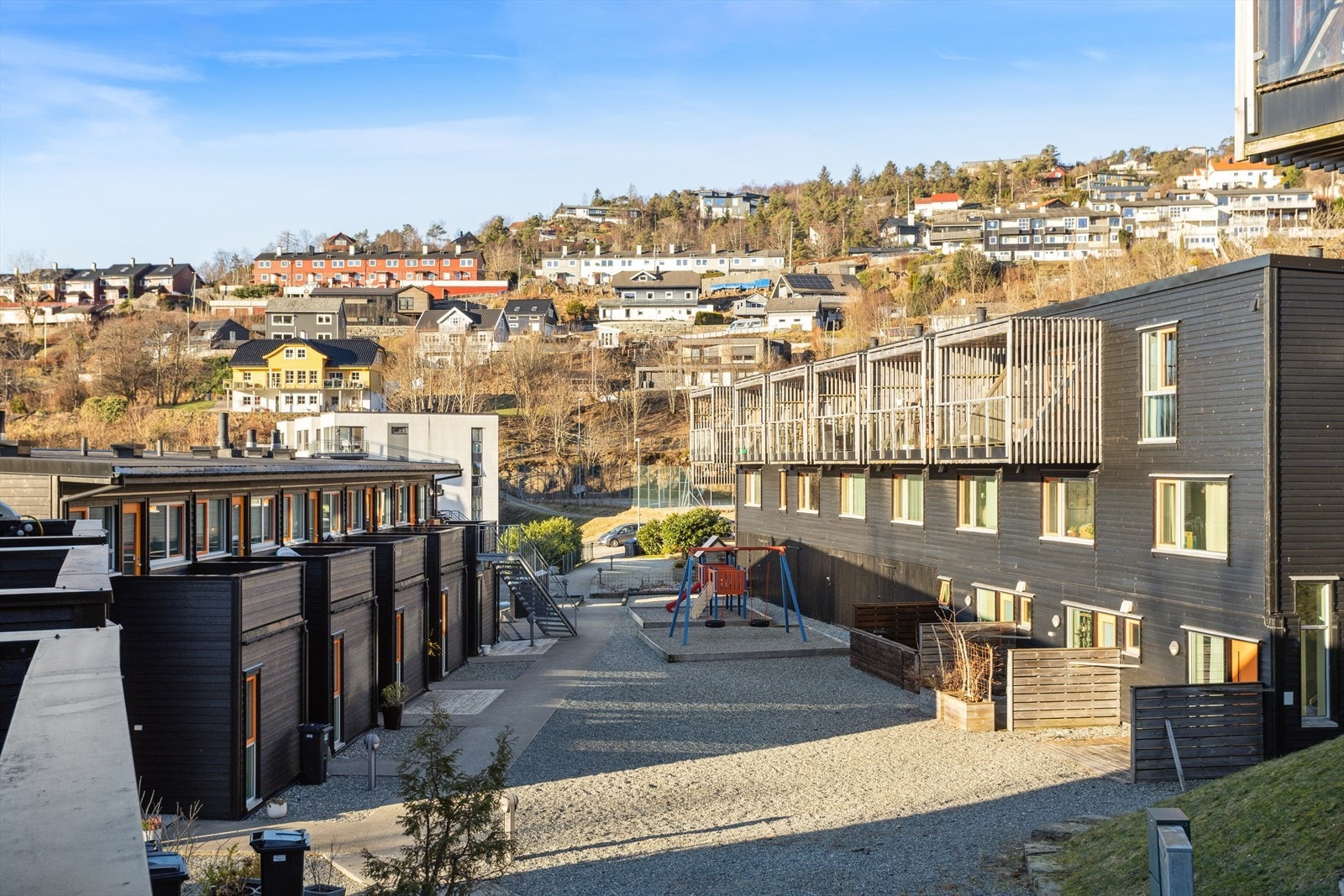 Leiligheten ligger i hyggelig boligtun med fine møteplasser for både barn og voksne Galleribilde