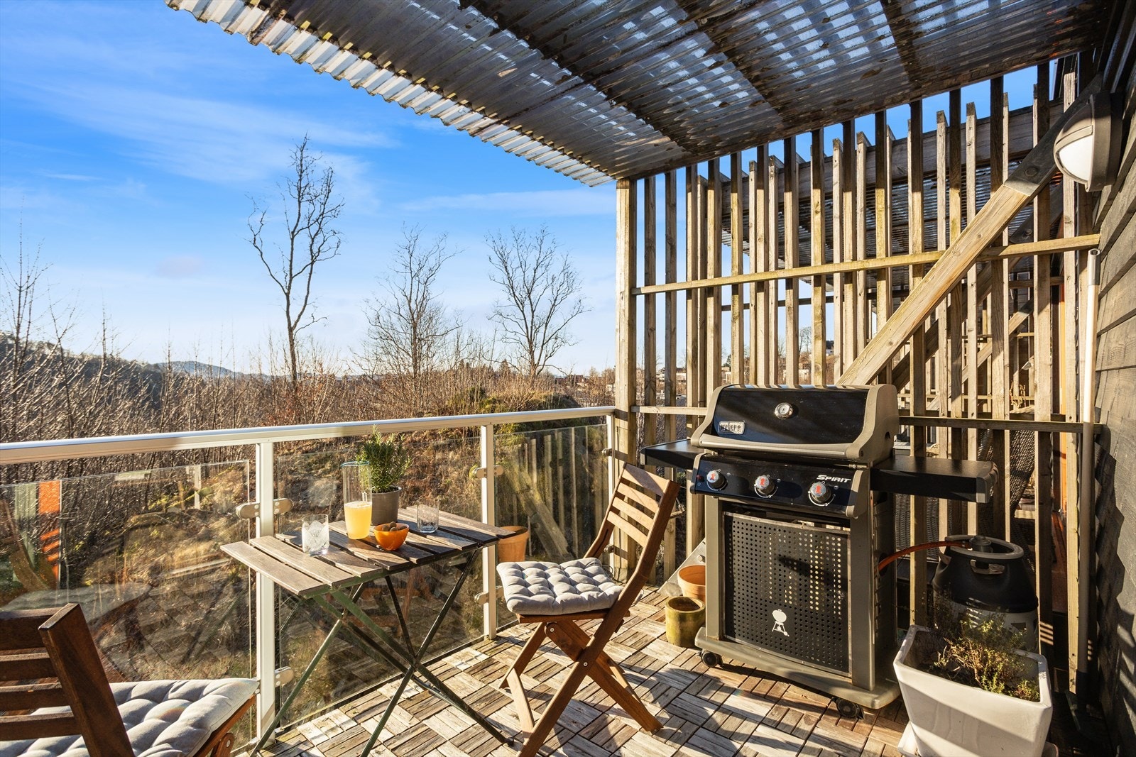 Den overbygde balkong blir en fin forlengelse av stuen på de fine sommerdagene. Galleribilde