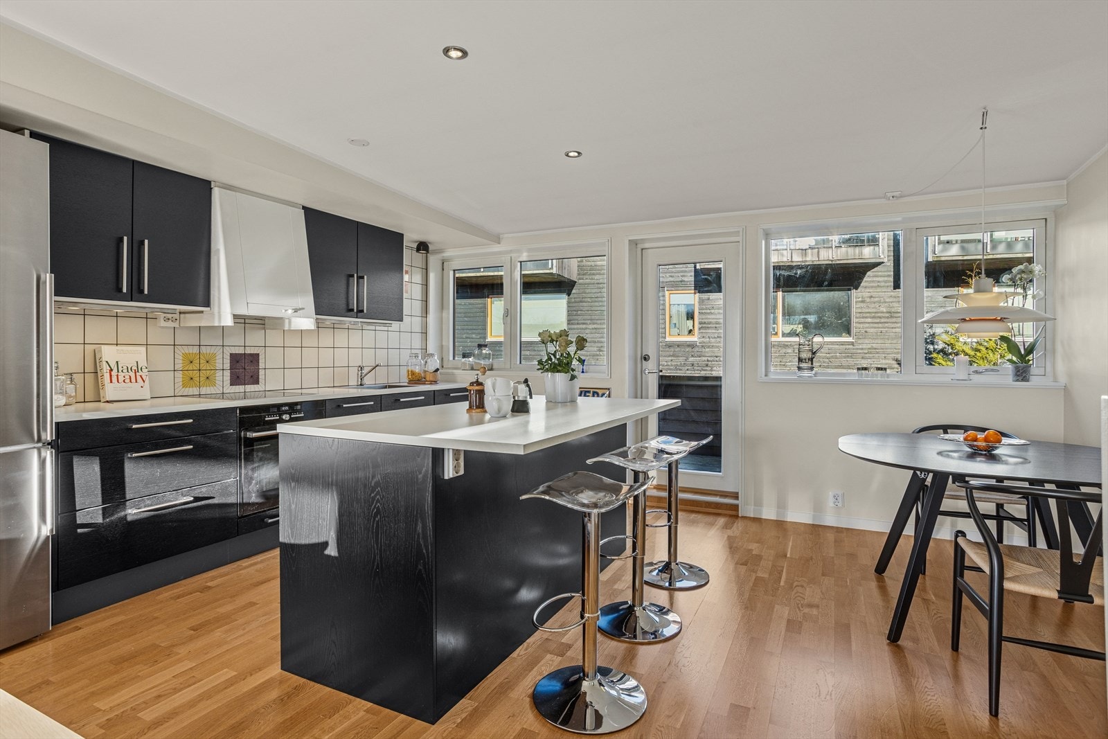 Kjøkkenet har praktisk øy med plass til de raske måltidene i hverdagen. Galleribilde