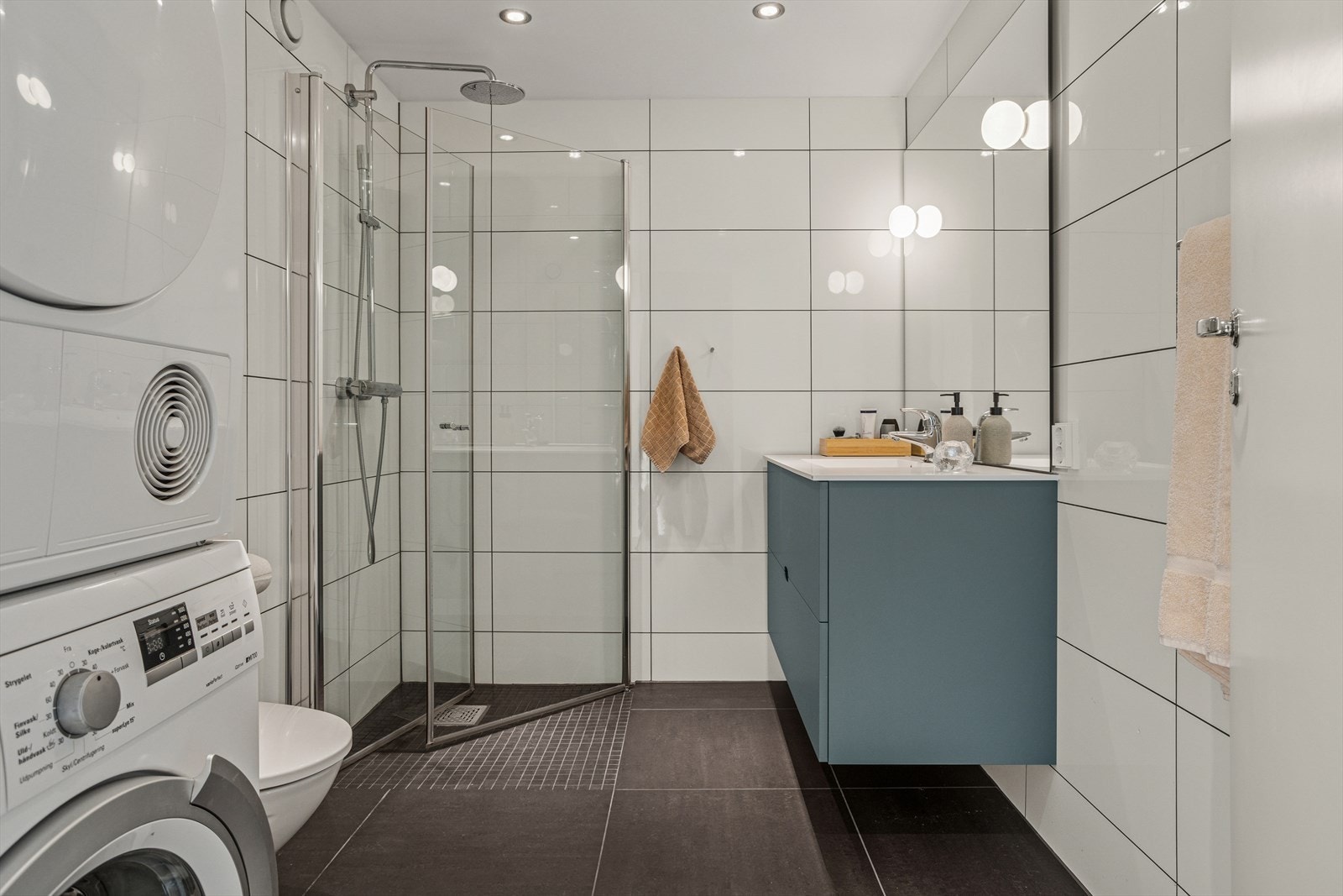 Delikat, helfliset baderom med moderne og tidløs innredning. Romslig servant i god størrelse. Galleribilde