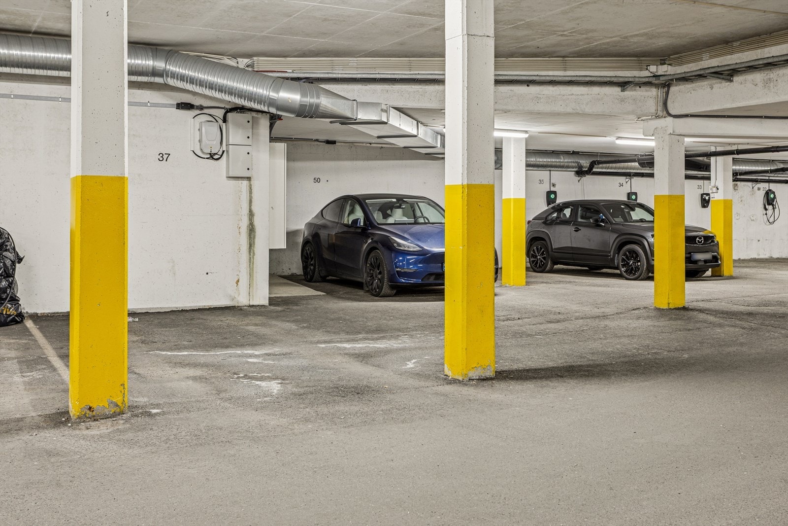 Tilhørende garasjeplass i lukket garasjeanlegg. Galleribilde