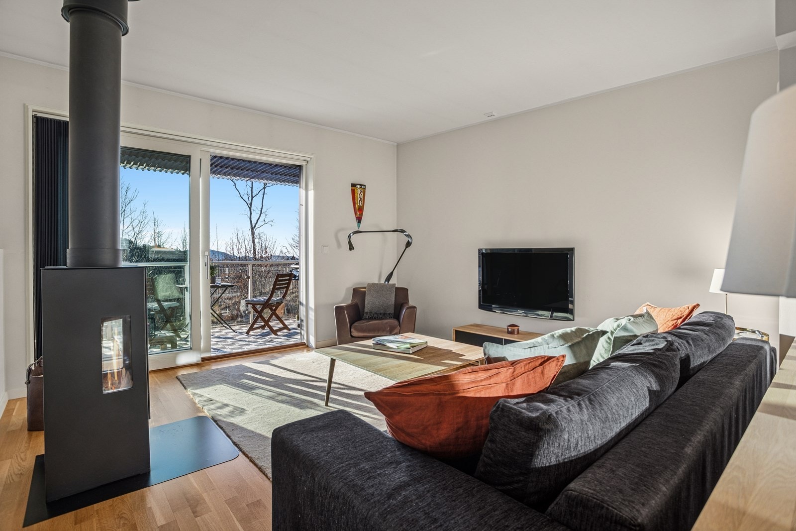 Fra stuen er det fin utsikt til naturen utenfor. Galleribilde