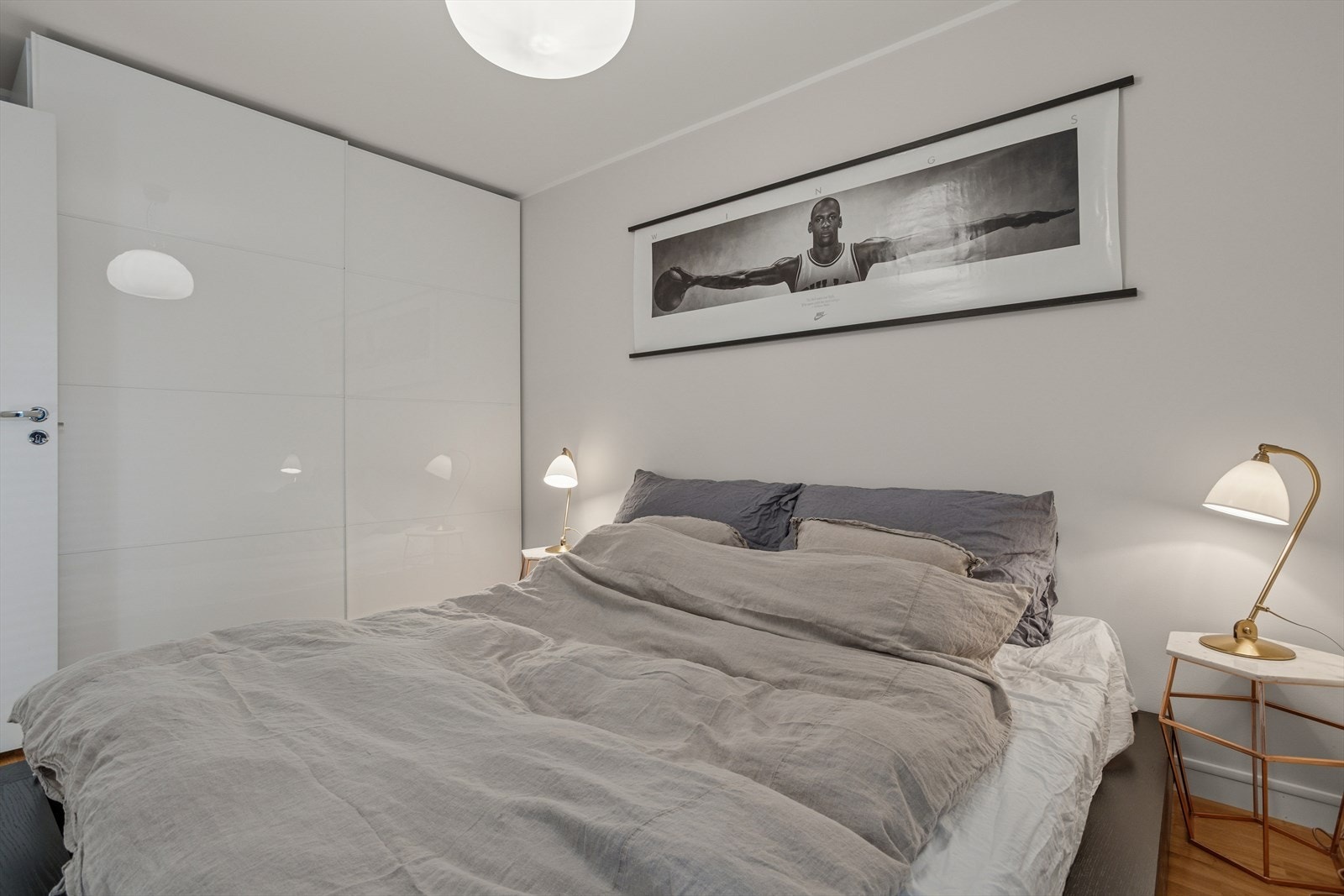 Hovedoverommet har skyvedørsgarderobe. Galleribilde