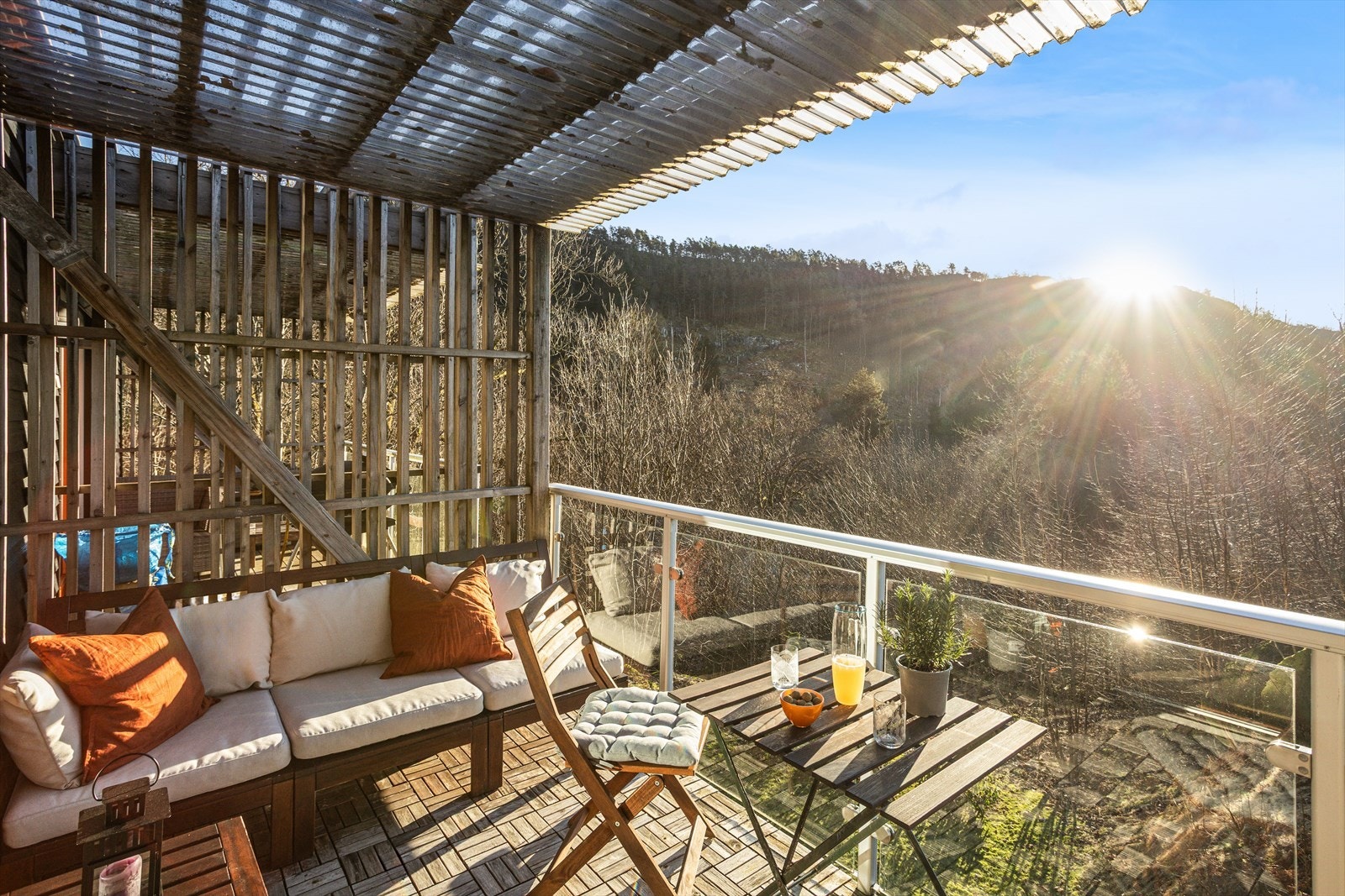 Herlig balkong med fin utsikt til natur og grøntområde. Galleribilde