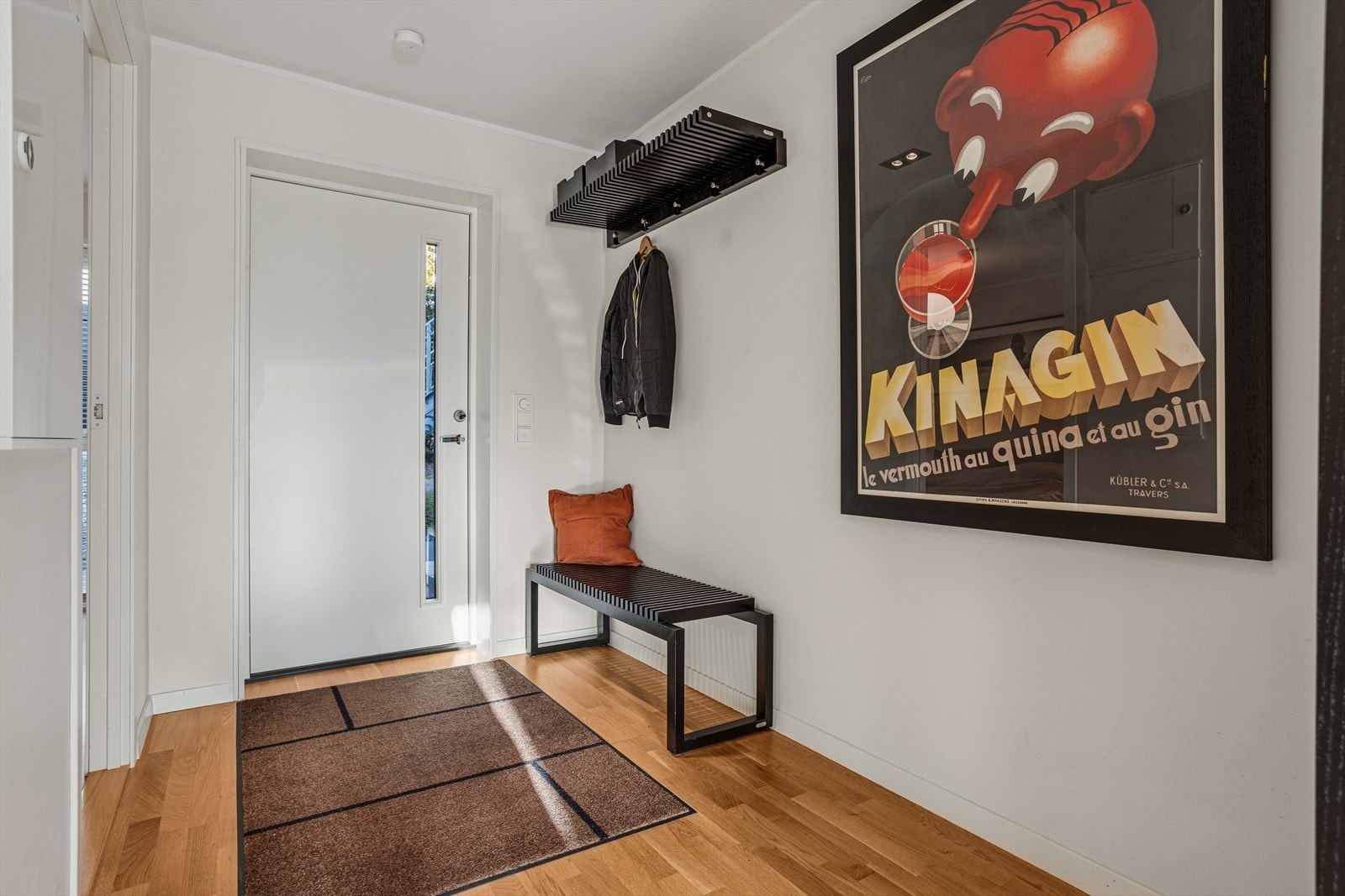 Du kommer inn i lys og innbydende entrè med parkettgulv og plass til yttertøy og sko. Galleribilde