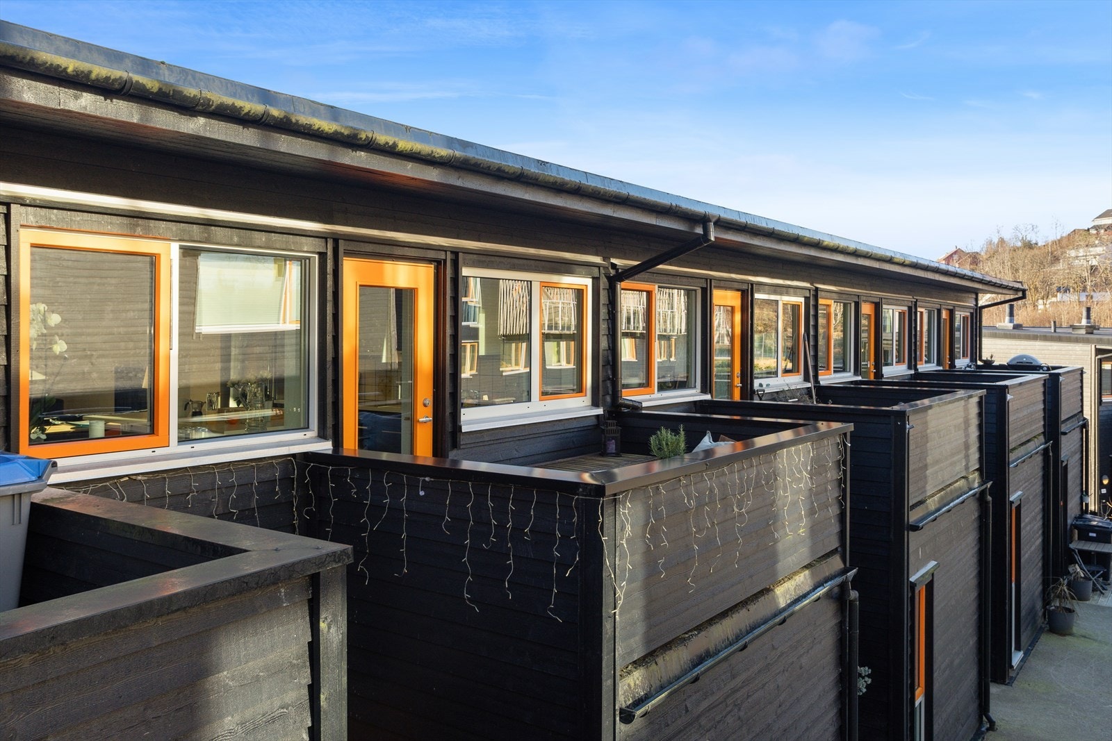 Området byr på flotte turmuligheter, med stier som leder mot både Nattlandsfjellet og Ulriken, samt familievennlige turer som Gamle Sædalsveien med lekeplasser og ballbane langs veien. Galleribilde