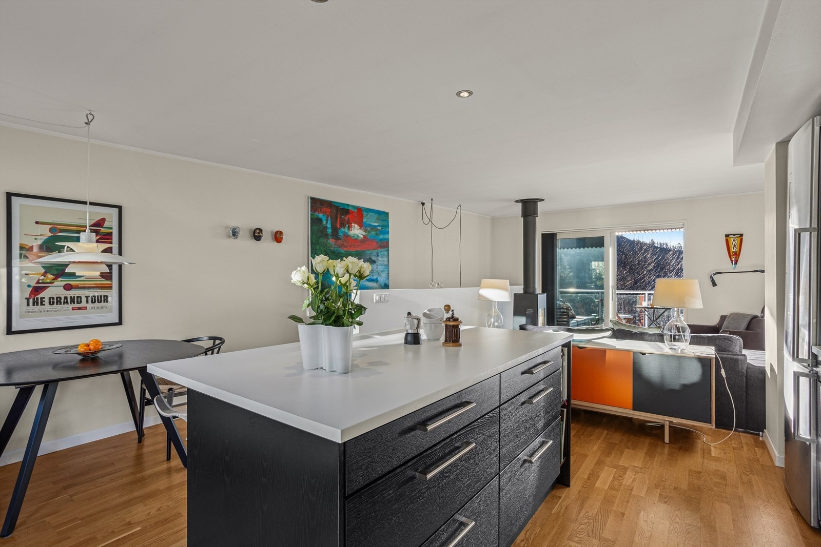 Åpen stue og kjøkkenløsning gir fin sammenheng i rommet. Galleribilde