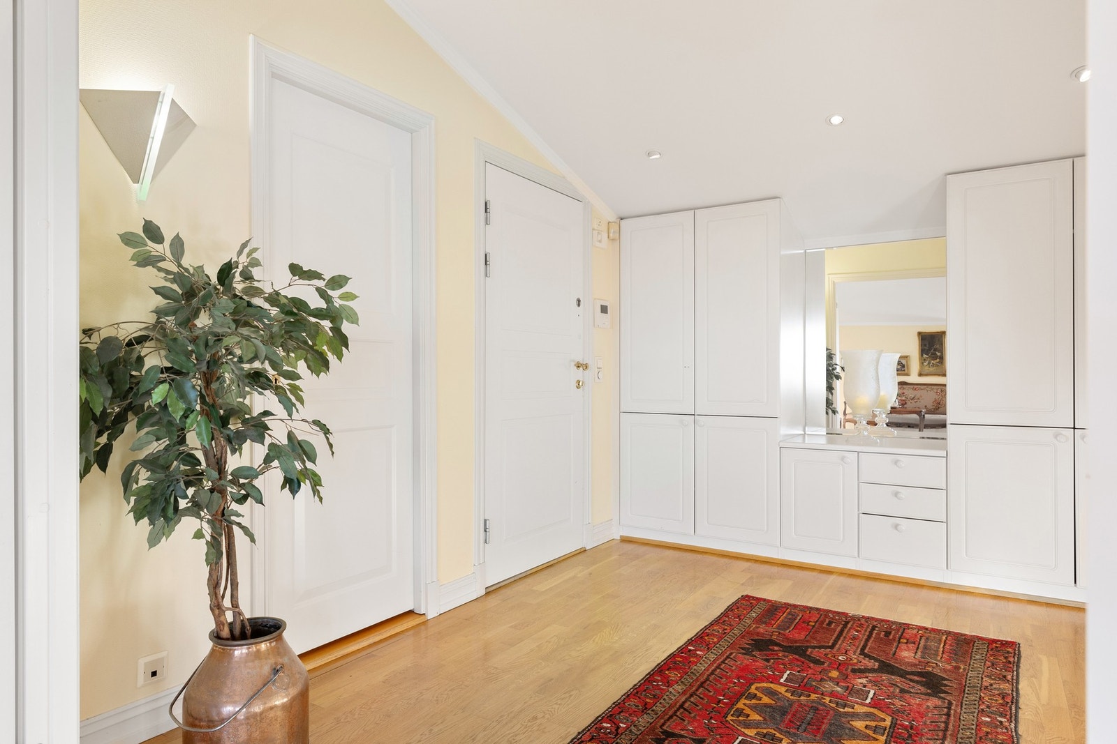 Lys og romslig entré med god plass til oppbevaring. Entréen gir et ryddig og innbydende førsteinntrykk, med praktiske garderobeskap og god gulvplass. Herfra er det adkomst til separat toalettrom. Galleribilde