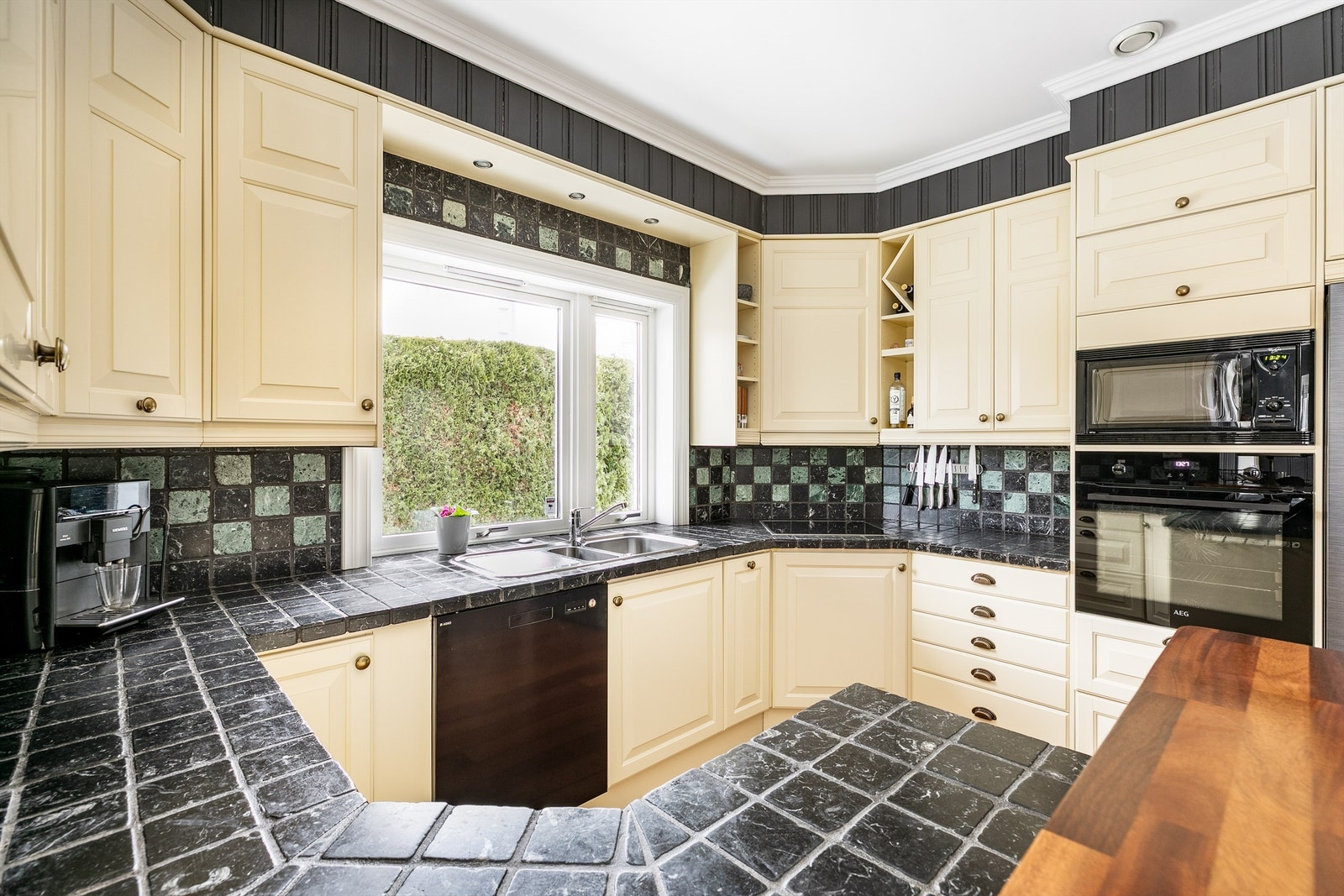 Skap og skuffer har til sammen mange oppbevaringsmuligheter. Praktisk er det også med meterlange arbeids- og avlastningsflater. Galleribilde