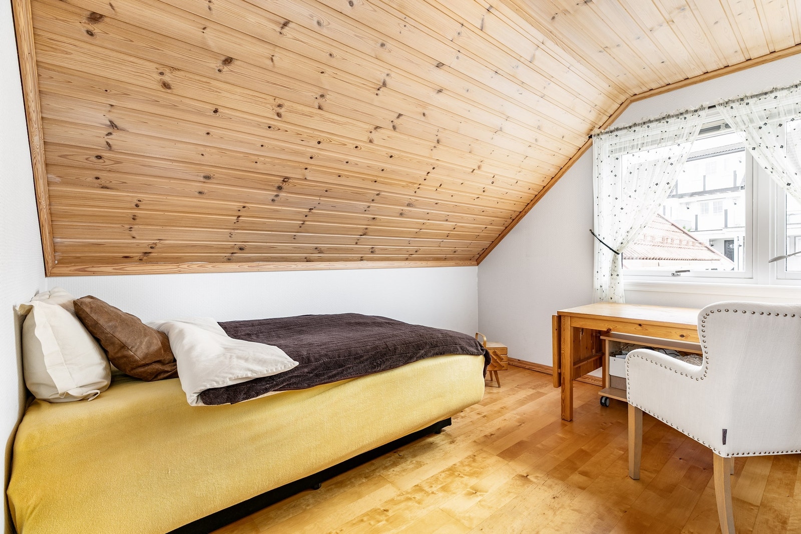 Med tre soverom kan familien sove samlet på én flate i andre etasje, noe som er gunstig mens barna er små. Galleribilde