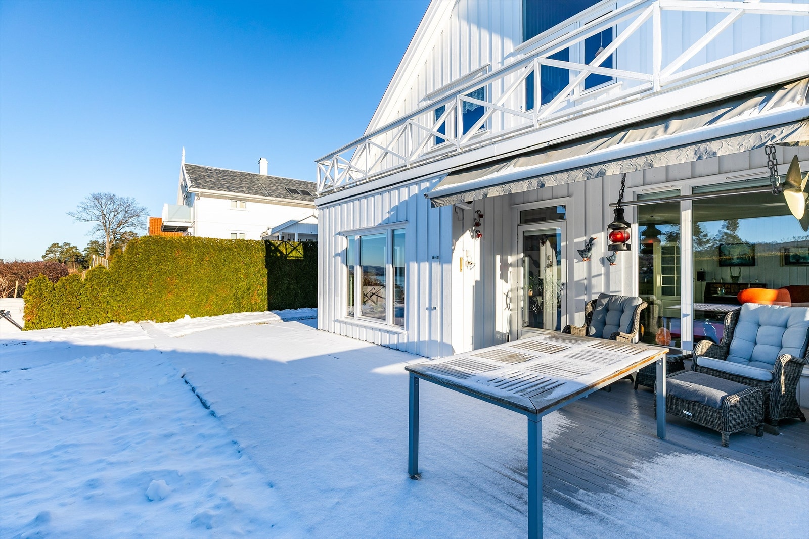 Deler av plattingen er oppført i område med byggeforbud langs sjø. Det foreligger ingen dokumentasjon på at denne er godkjent oppført. Dette gjelder for så godt som alle husene på denne siden av veien, plattingen er ikke utvidet etter at huset ble oppført Galleribilde