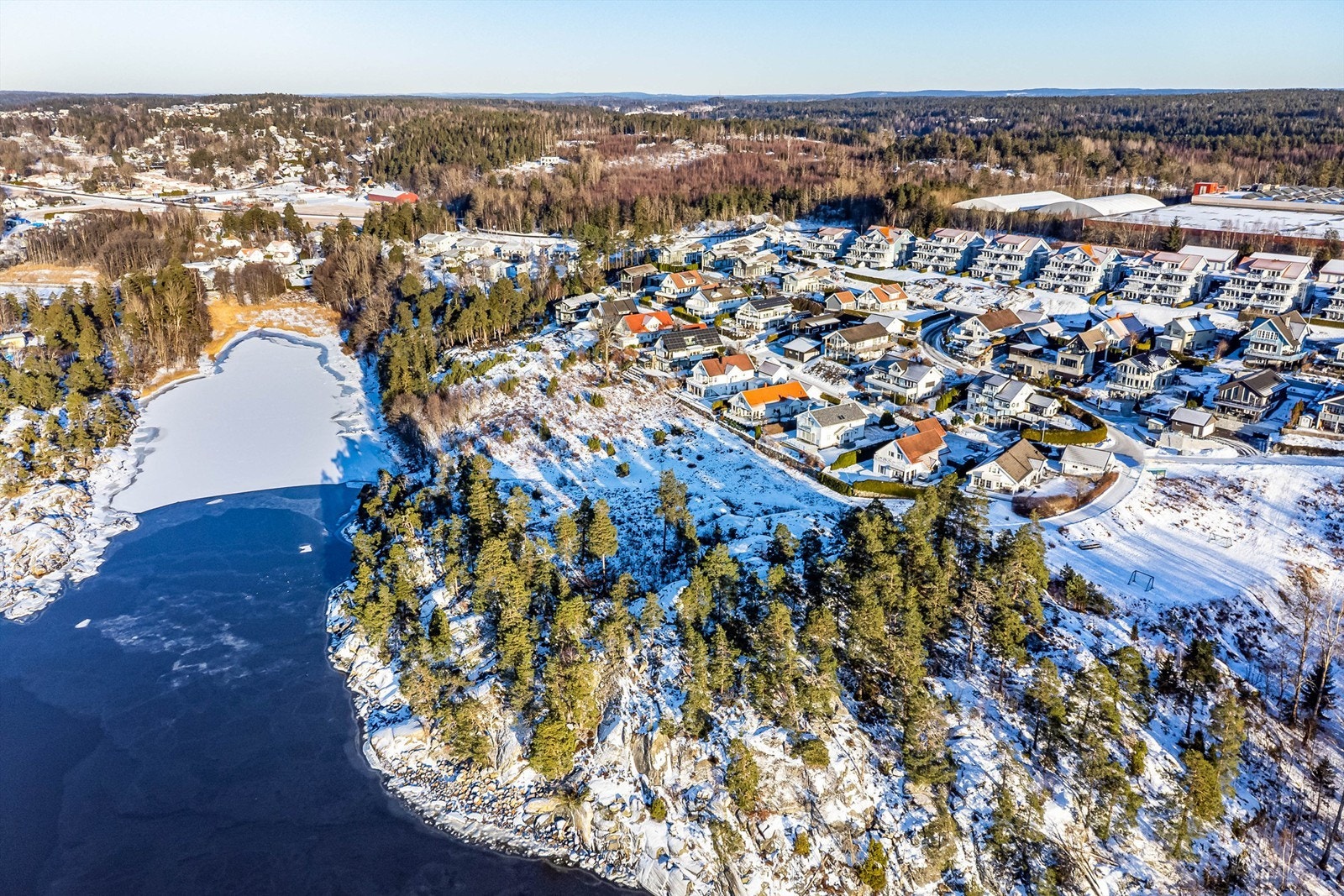Med umiddelbar nærhet til både strand og store grøntarealer er omgivelsene meget barnevennlige. Galleribilde