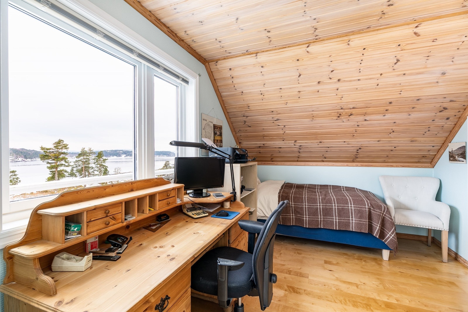 Tre soverom av gode størrelser inngår i andre etasje. Dette er tilknyttet stuen og har over 10 kvm. gulvflate i tillegg til en inspirerende utsikt. Galleribilde