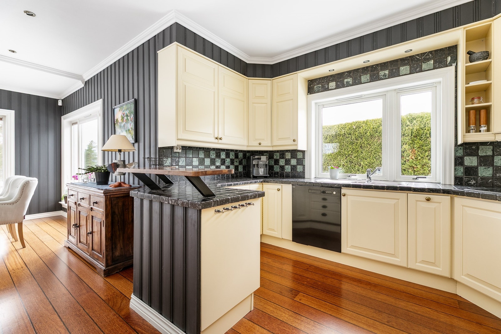 Kjøkkeninnredningen er en skreddersydd og meget velholdt løsning fra Drømmekjøkkenet, montert ved byggeåret. Galleribilde