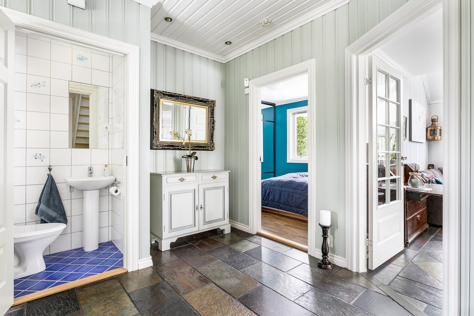 Toalettrommet ved hallen er lett tilgjengelig både for besøkende og for familien i hverdagen. Galleribilde