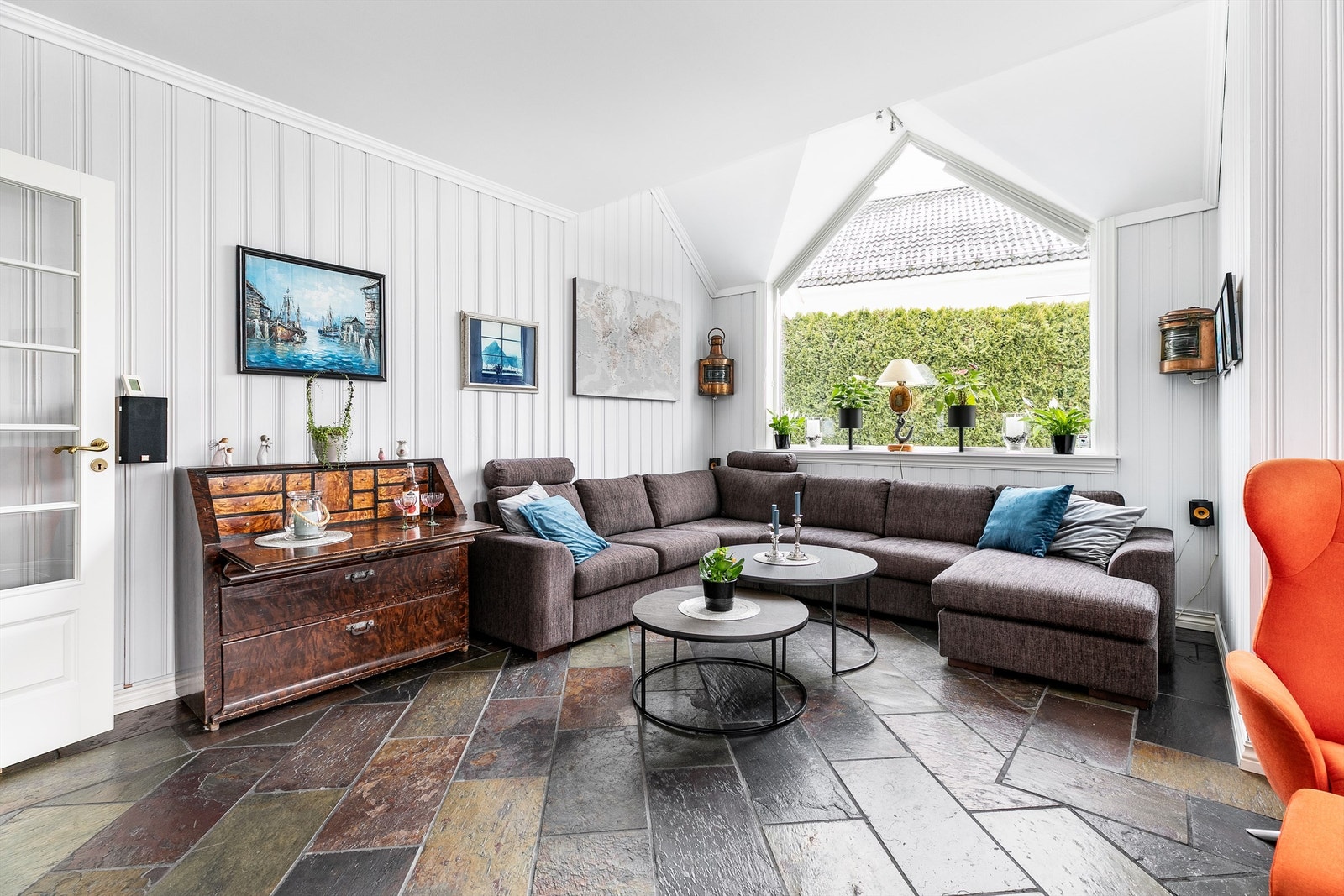 Dekorative skiferfliser er lagt diagonalt gjennom stuen, terskelfritt til hallen. Galleribilde