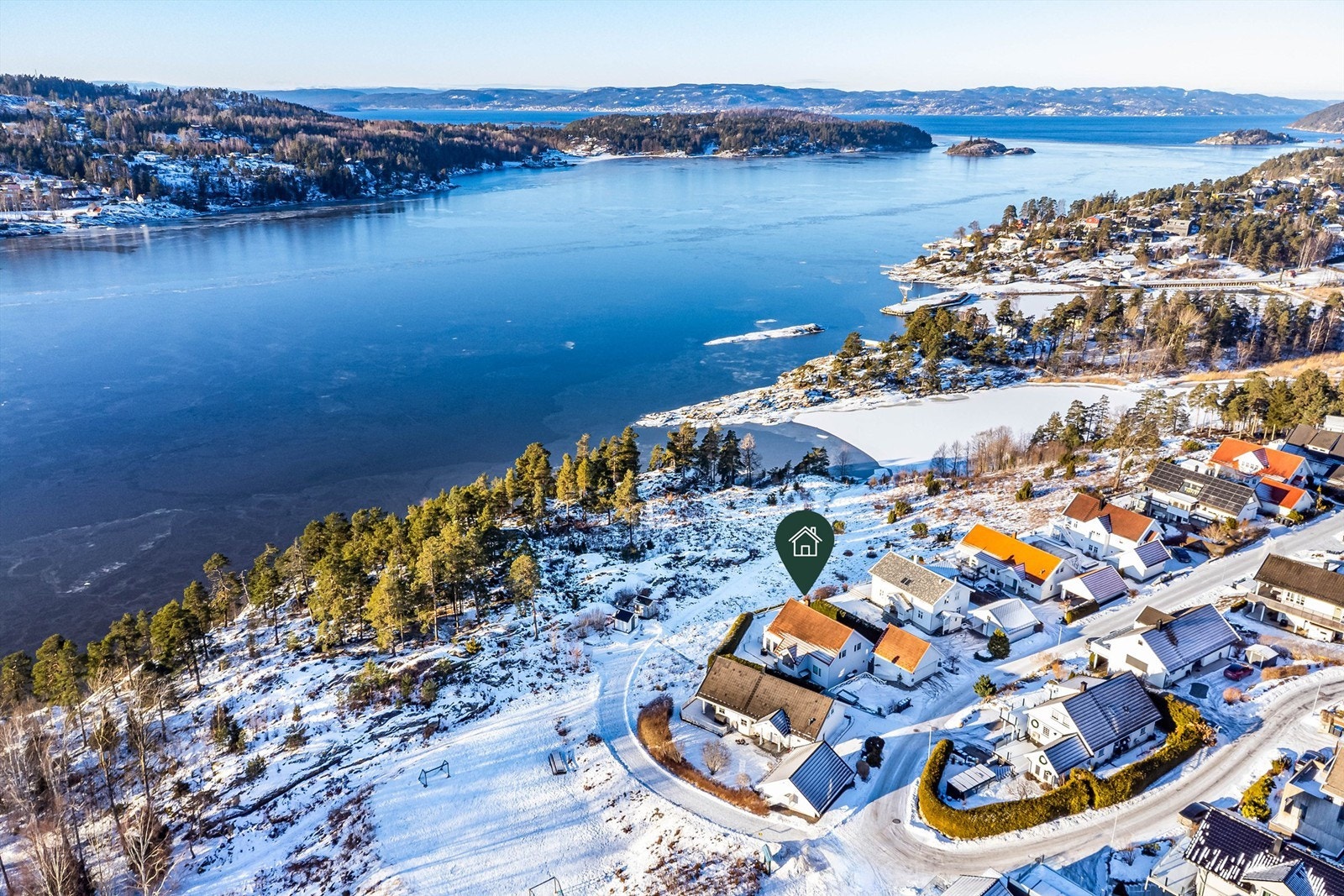 Velkommen til Sjøhagen 20 - i første rekke mot sjøen. Eiendommen formidles av Krogsveen. Fotograf; Børge Oppegård. Galleribilde