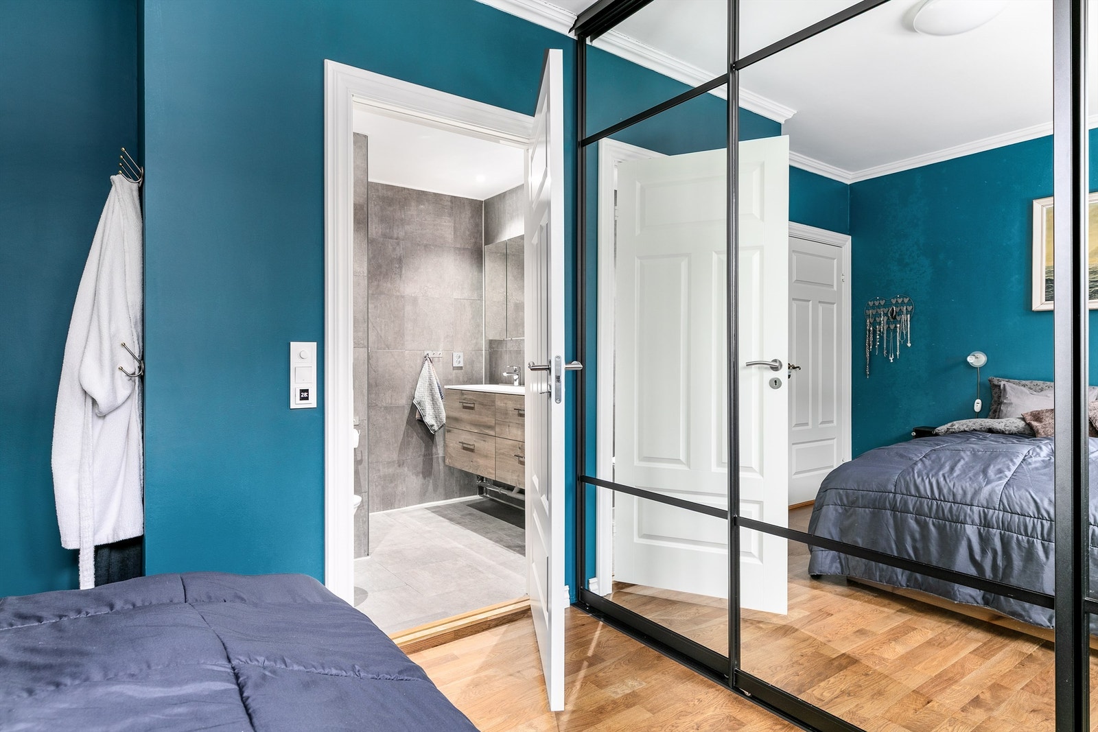 Rommet benyttet som soverom har kvaliteter som eget bad og en stor skyvedørsgarderobe. Badet er byggemeldt som badstue. Galleribilde