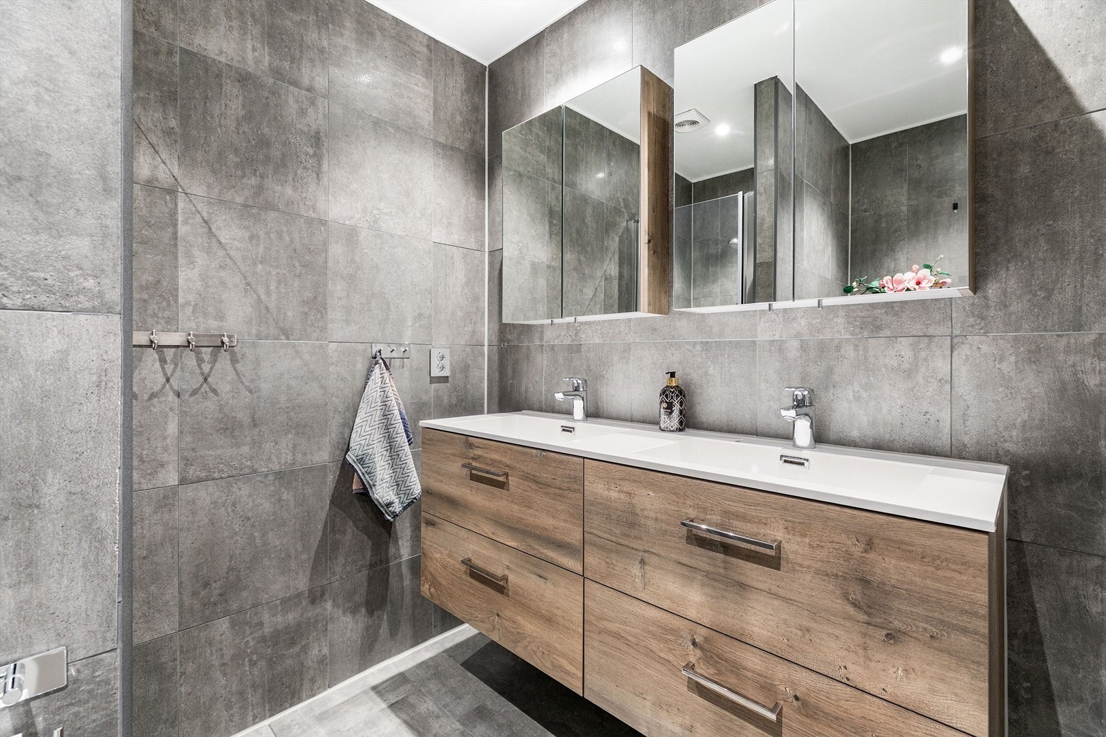 Badet i første etasje ble i 2022 både ombygget og renovert. Duplisert baderomsinnredning med dobbel servant legger til rette for samtidig bruk av to personer. Galleribilde