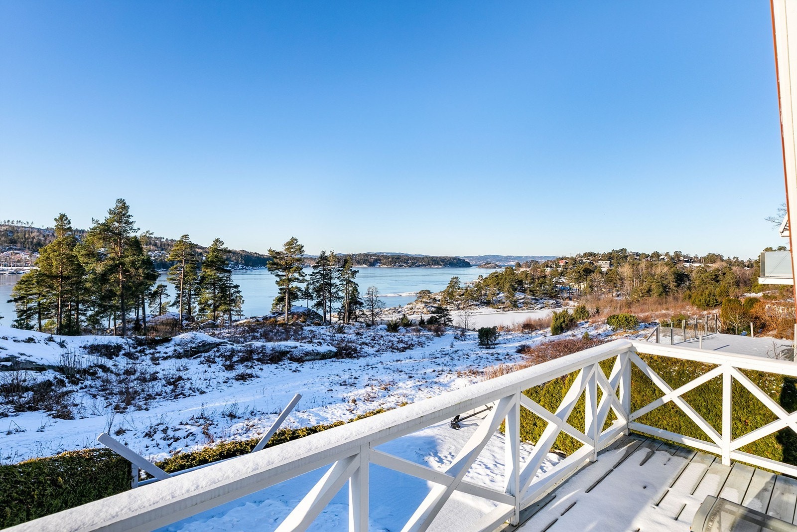 Rundt boligen kan du velge blant flere fine uteplasser. Altanen tilknyttet andre etasje er et luftig uterom i høyden, med utsikt helt til Hurumlandet. Galleribilde