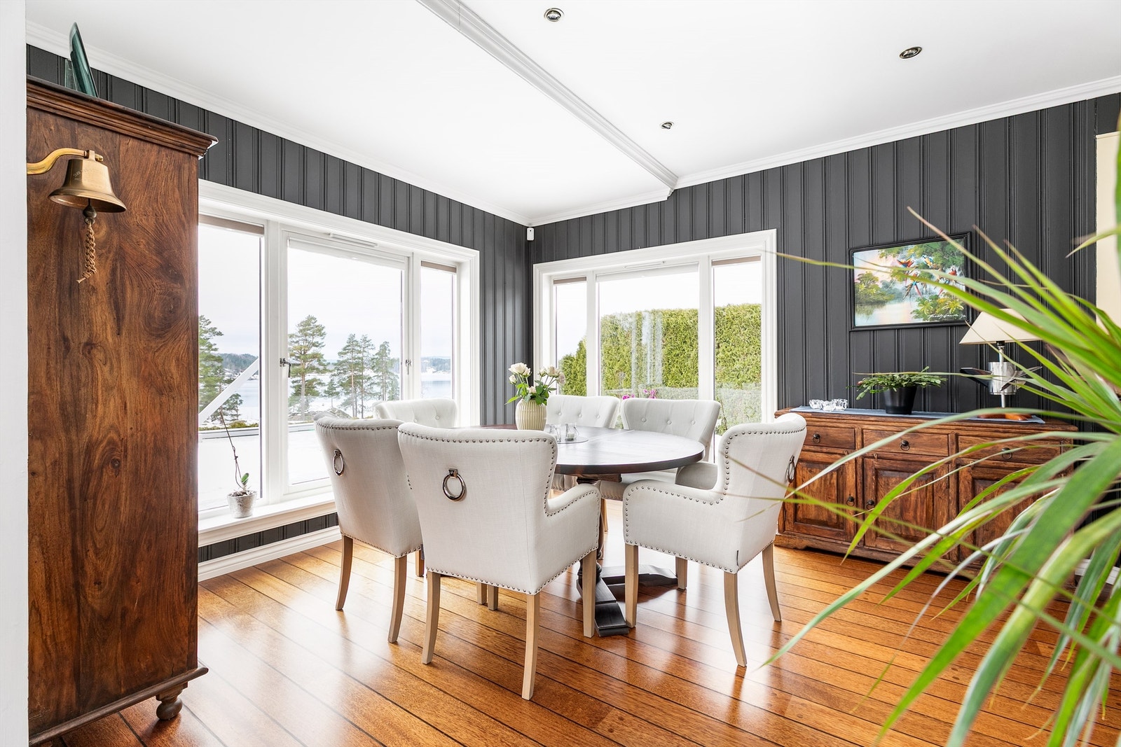 Stuen, spisestuen og kjøkkenet er åpent forbundet i en over 50 kvm. stor sosial sone. Galleribilde