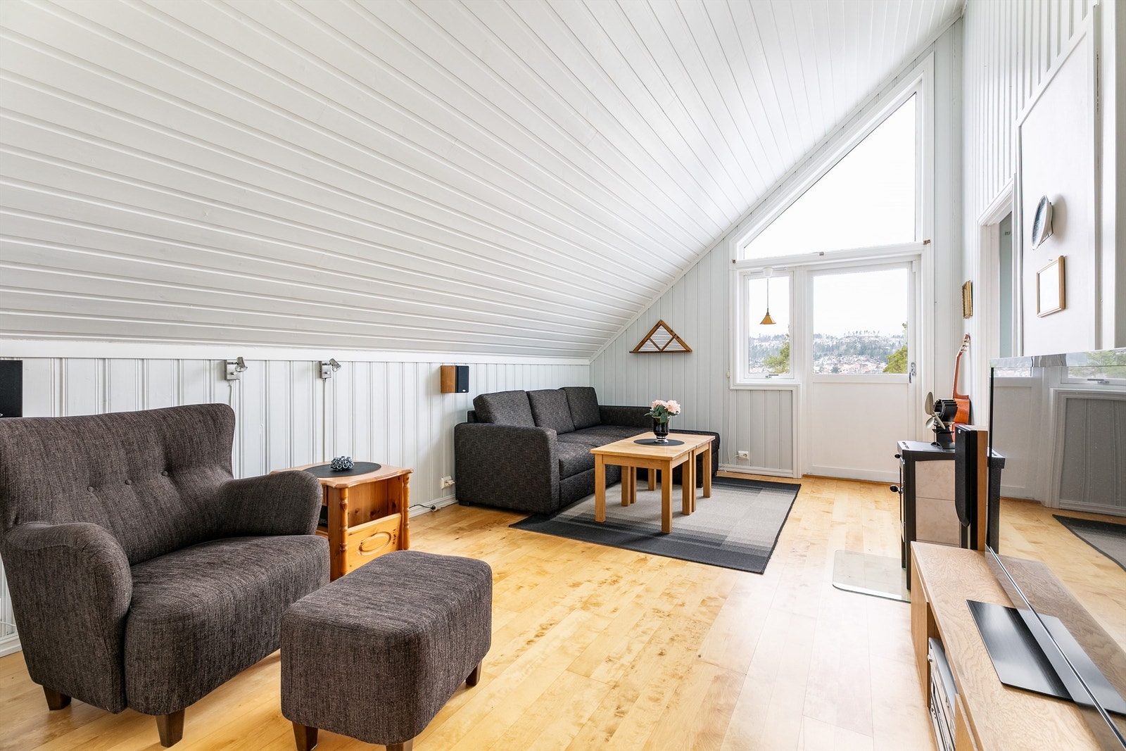 Himling som skråner opp til hele fire meters høyde gjør stuen i andre etasje meget voluminøs. Galleribilde