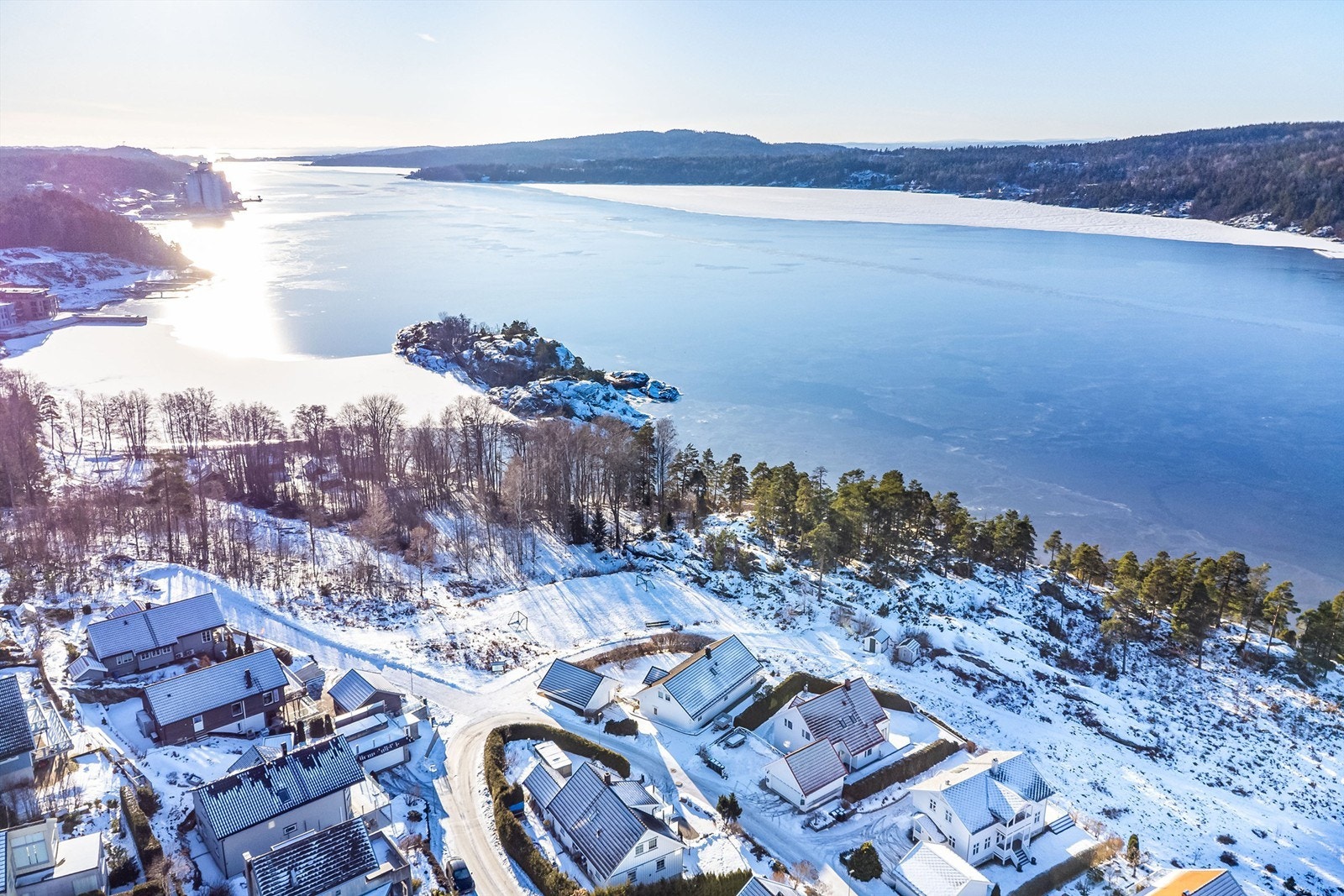 Med umiddelbar nærheten til store grøntarealer er omgivelsene meget barnevennlige. Få meter unna ligger gressbane med mulighet for både ballspill og lek. Galleribilde