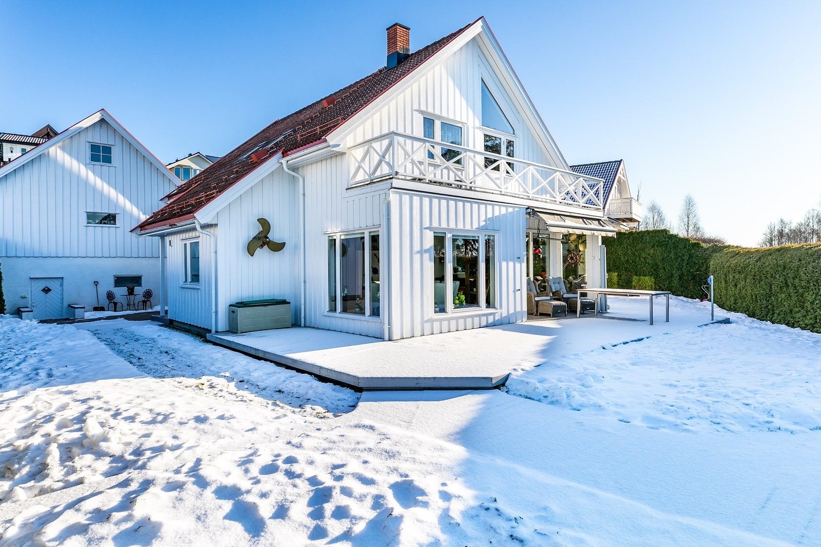 Garasjen ble som boligen oppført i 2003, med både kjellerrom og lagringsloft. Galleribilde