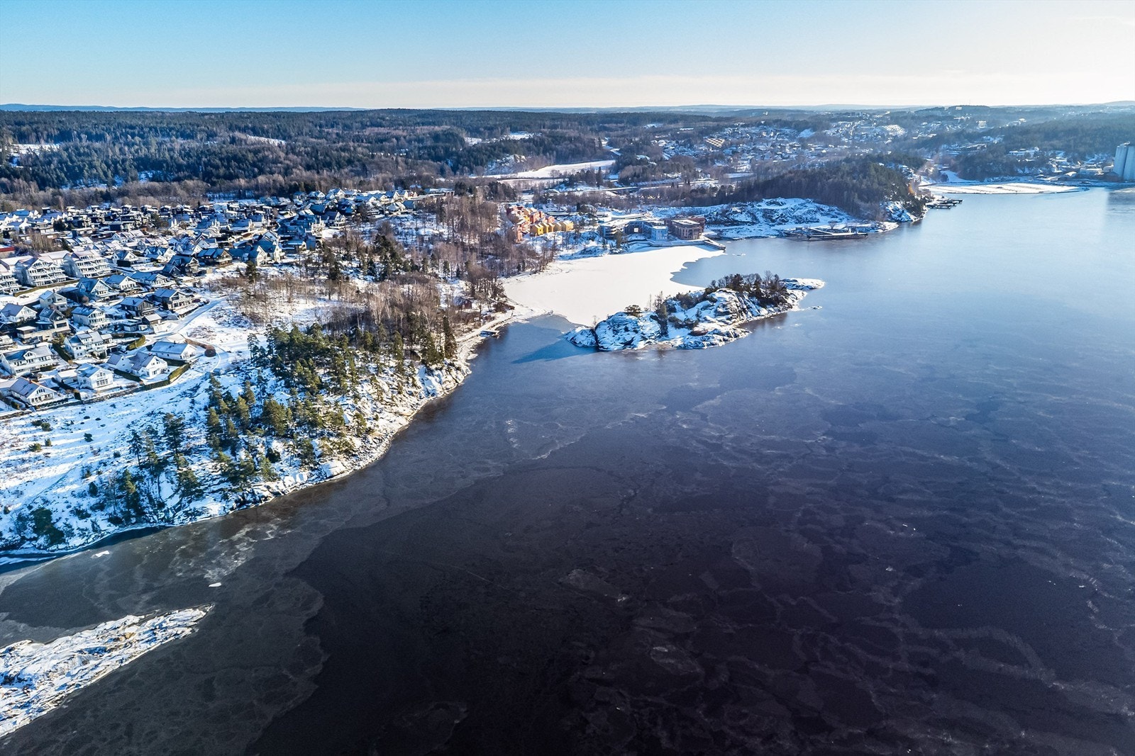 Fra nærliggende Kambo stasjon er reisetiden med toget til Oslo S kun 34 minutter. Til stasjonen er det sykkelavstand eller et fåtall minutter med buss som kjører gjennom Sjøhagen. Galleribilde