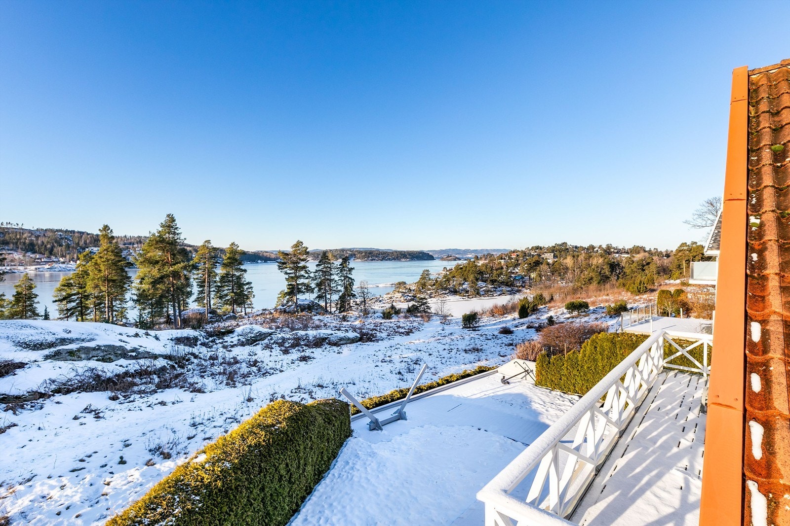 Inne som ute sees flott utsikt over Mossesundet til Jeløy i vest. Fotograf; Børge Oppegård. Galleribilde