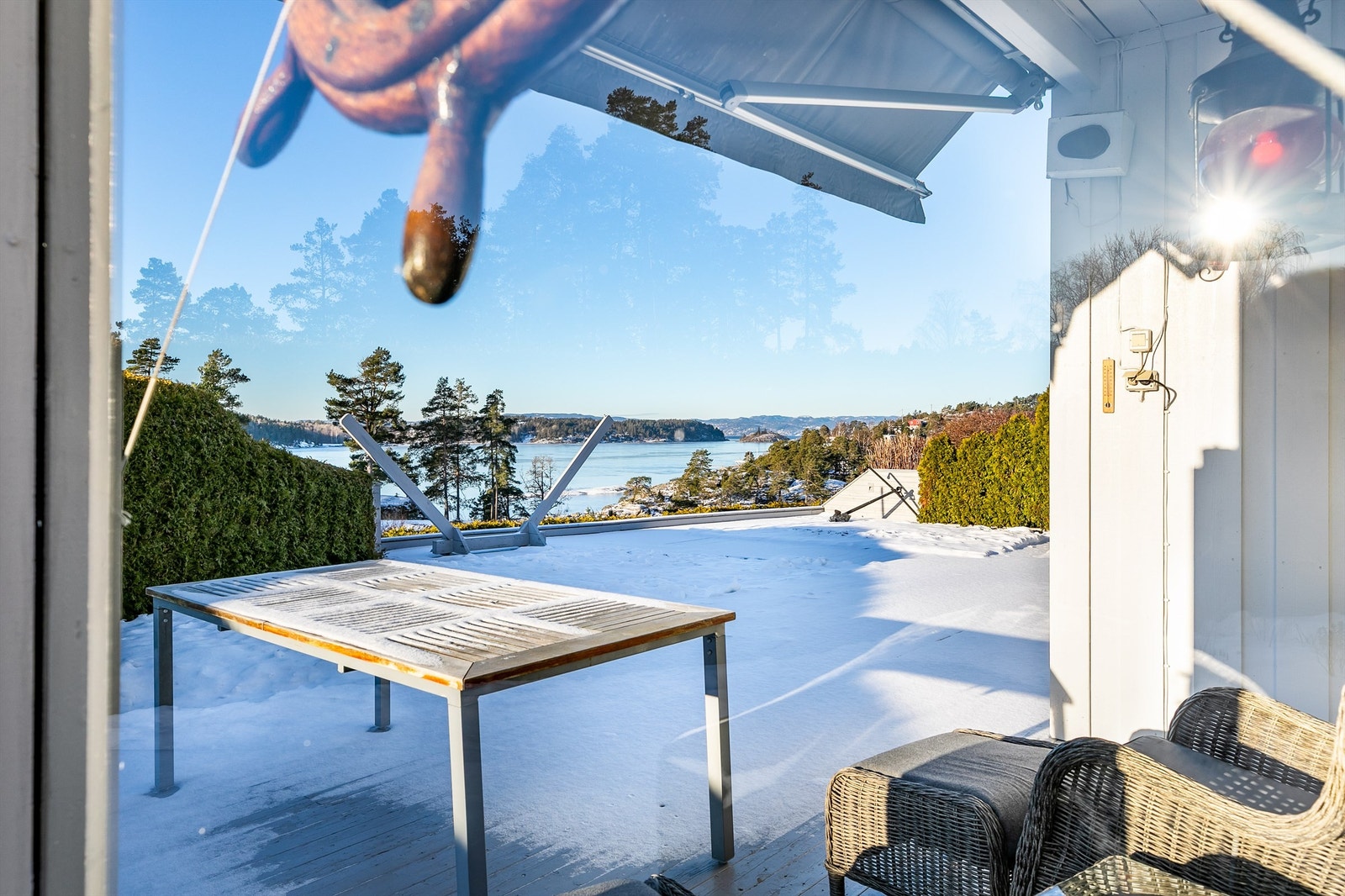 Lyse, fine sommerkvelder utendørs er noe å se frem til i de kjøligere årstidene. Her kan du sitte utendørs i rolige og idylliske omgivelser, helt usjenert. Galleribilde