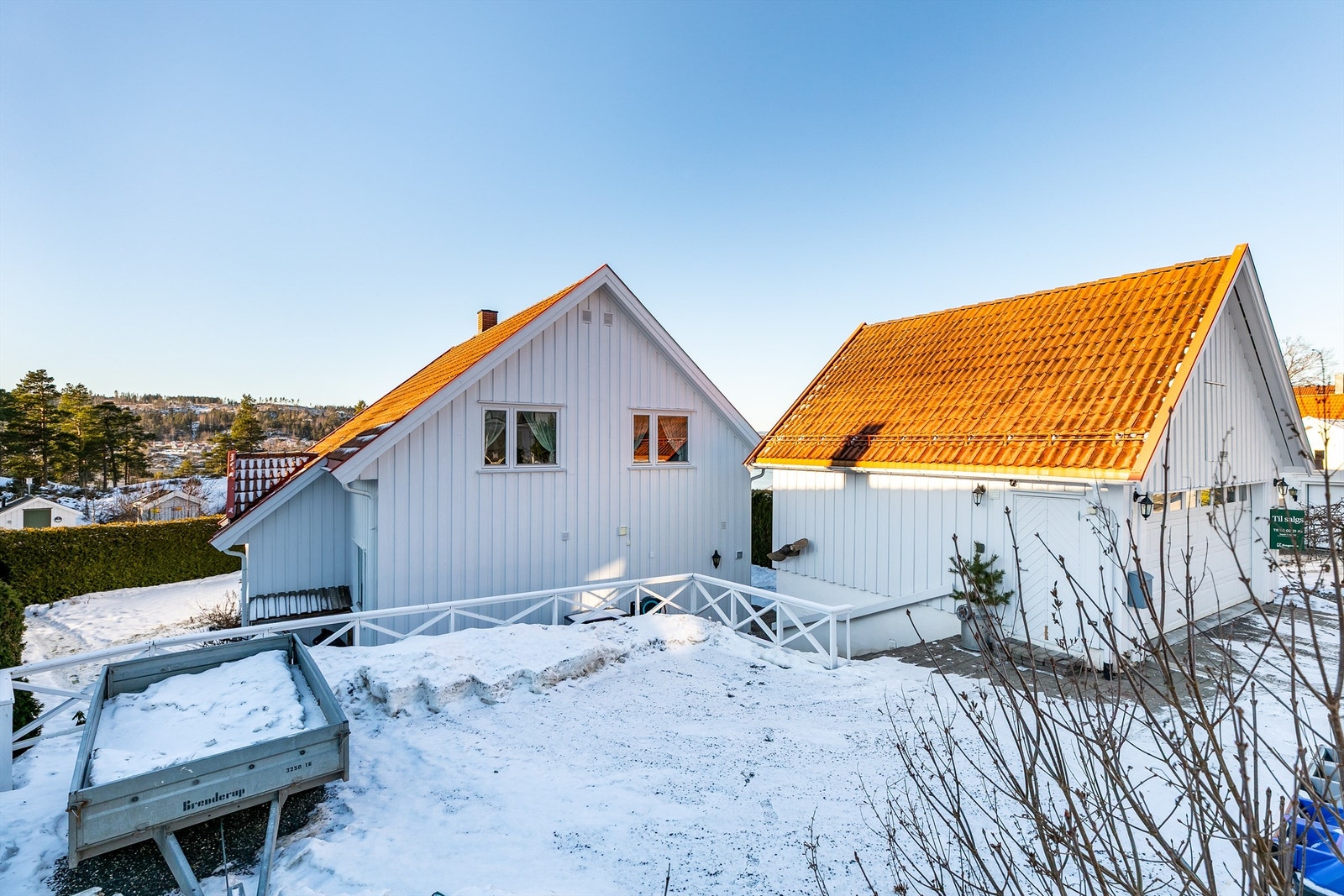 Syd på tomten er det anlagt en gruset oppstillingsplass som passer ypperlig for blant annet tilhenger og båtopplag. Galleribilde