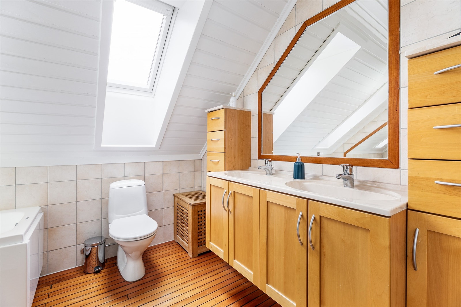 Badet i andre etasje er fra byggeåret, meget velholdt og innredet med kvalitetsmøbler fra Foss Bad. Dobbel servant inngår også på dette badet. Galleribilde