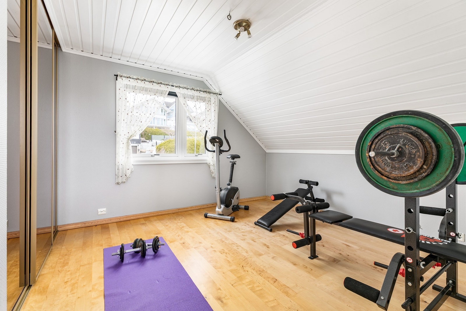 Hovedsoverommet har nesten 13 kvm. gulvflate i tillegg til en to meter bred og praktisk speildørsgarderobe. Galleribilde