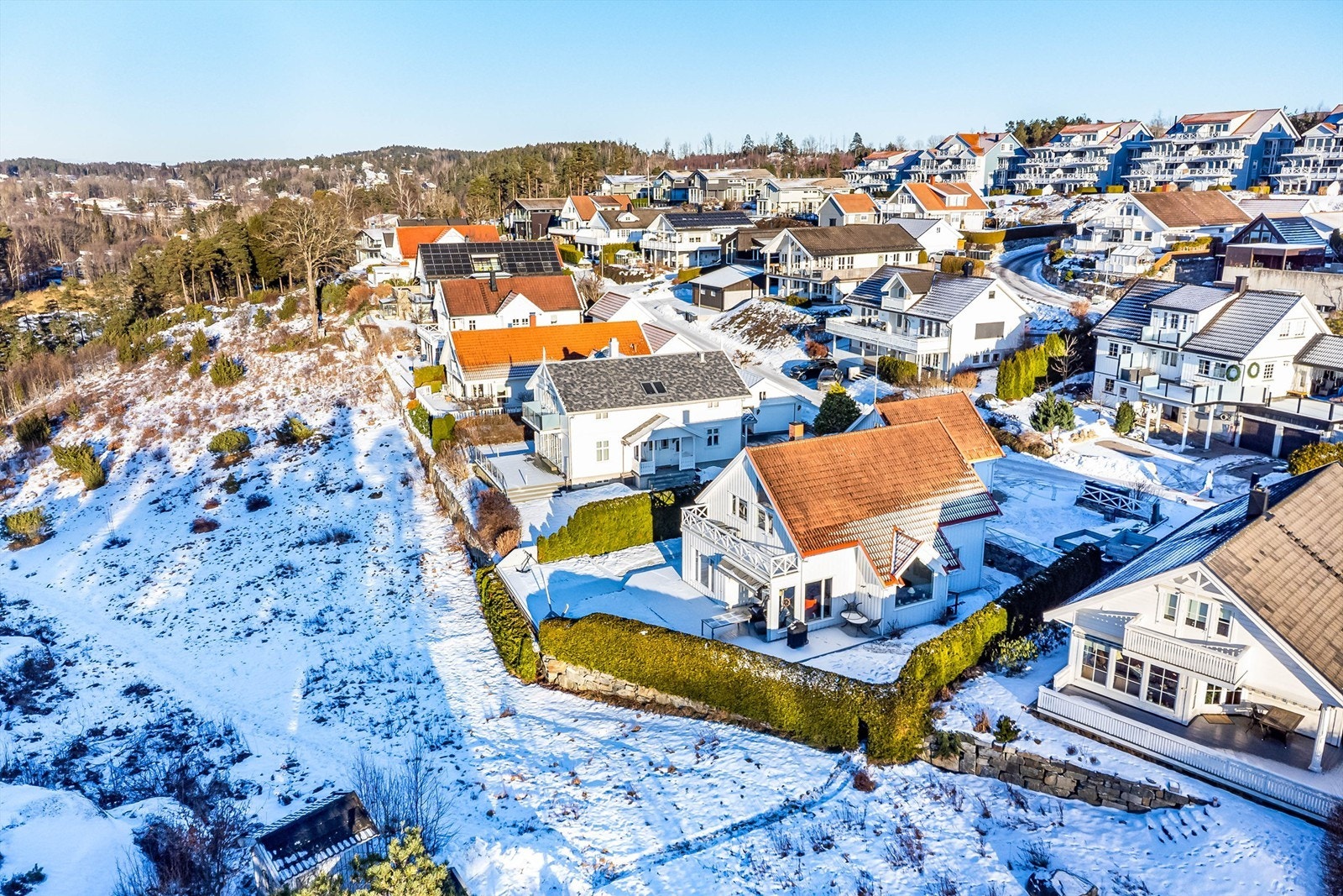 Sti foran eiendommen leder direkte ned til sjøen og den nærmeste av flere fine strender i området. Galleribilde
