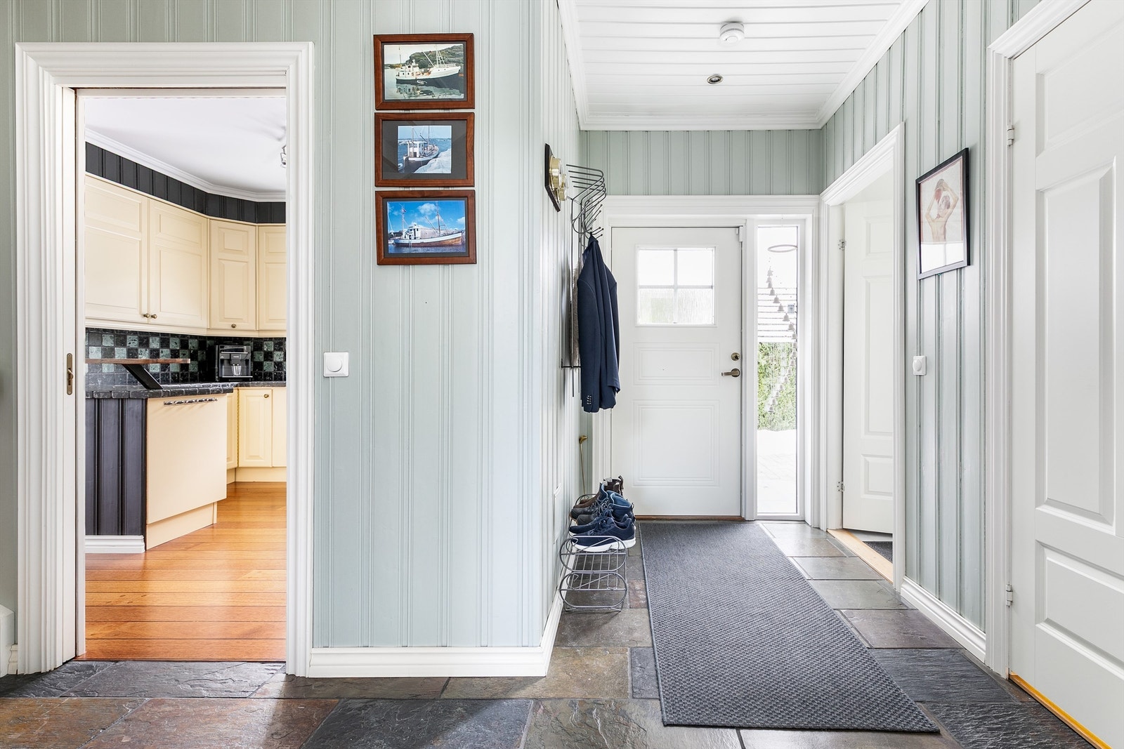 Kjøkkenet er også tilgjengelig rett fra hallen. Her kan handleposene enkelt bæres inn. Galleribilde