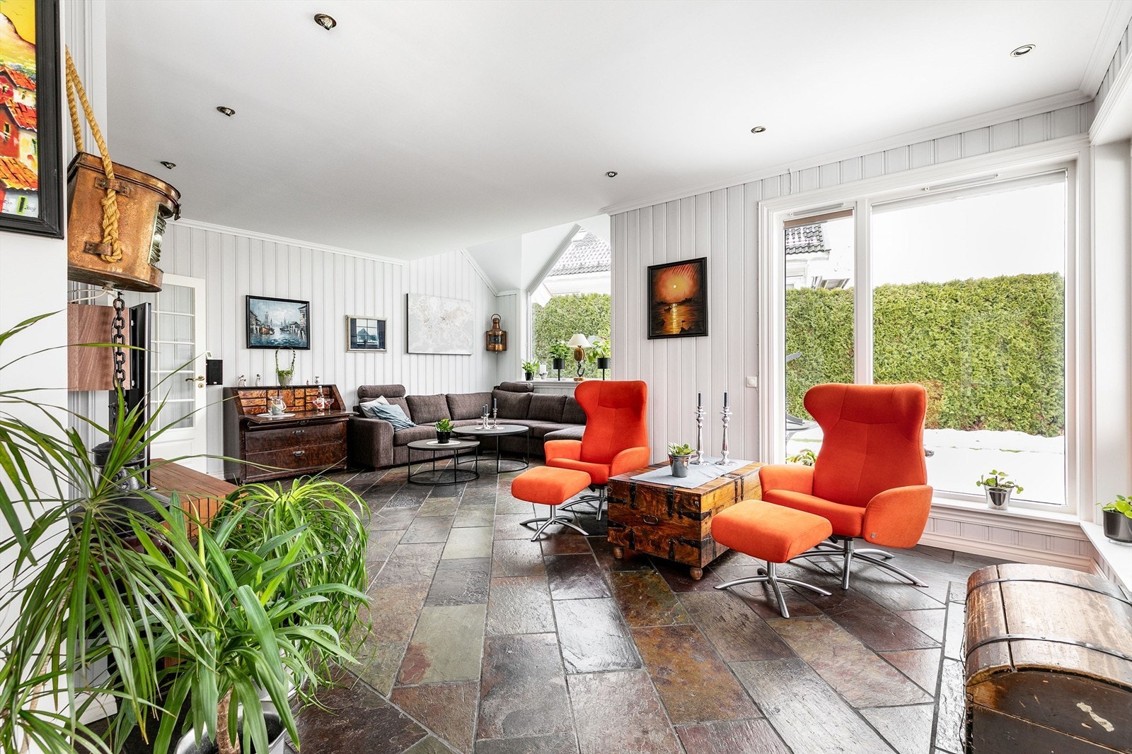 Boligen ble oppført med høy teknisk standard for byggeåret, inkludert vannbåren gulvvarme i samtlige rom. Ny luft-vann varmepumpe ble installert i 2022. Galleribilde