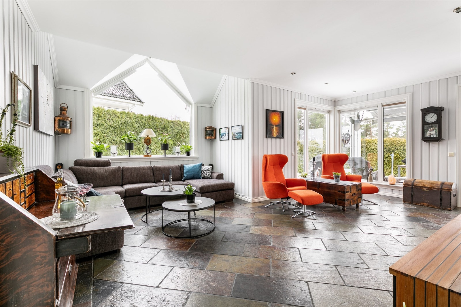 Planløsningen er familievennlig med generøse rom i begge etasjer. Himlingen over stuens ytre del skråner opp til en luftig høyde av hele 3,8 meter. Galleribilde