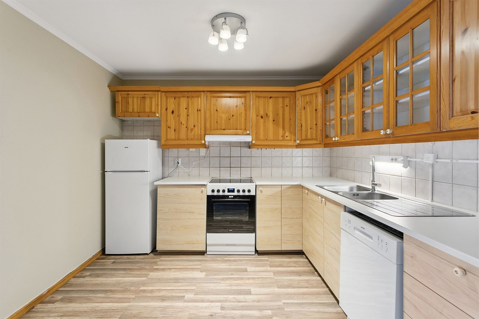 Kjøkken med medfølgende hvitevarer. Masse skap- og benkeplass. Galleribilde