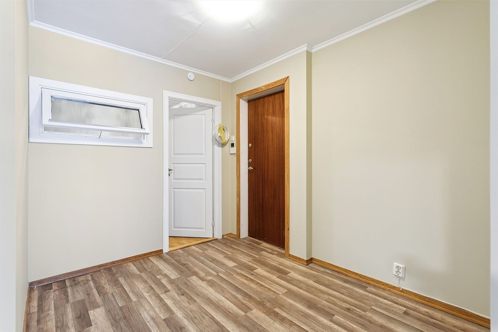 Innbydende entre som gir et godt førsteinntrykk av boligen. Galleribilde