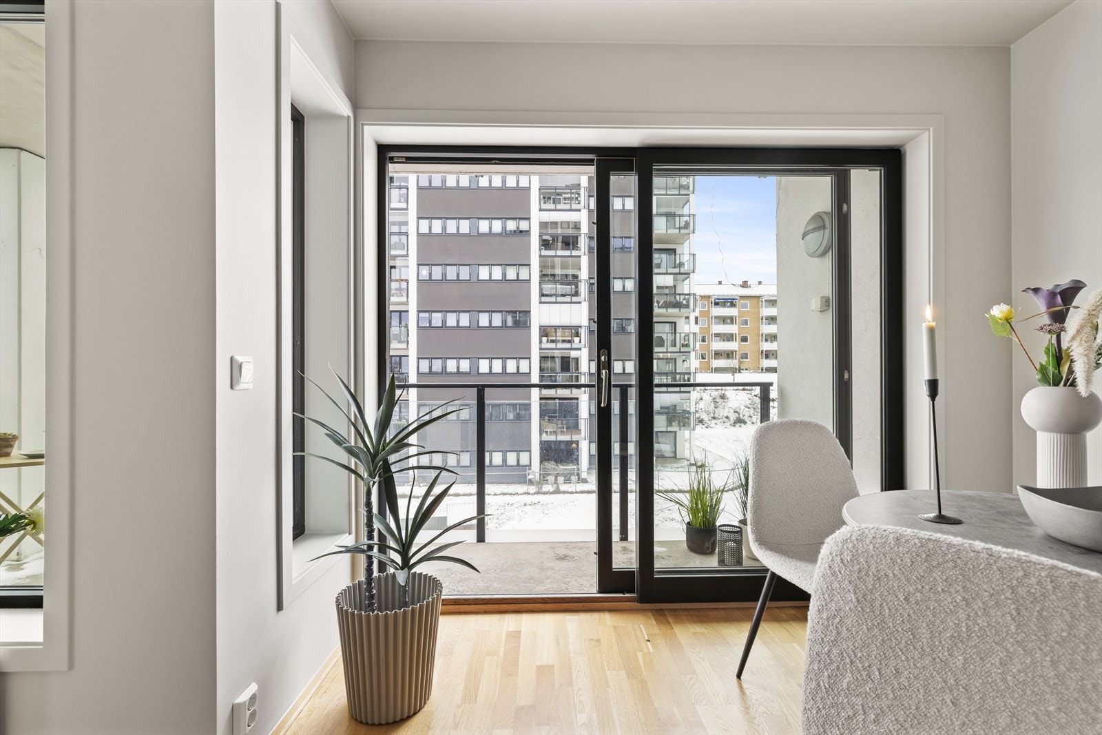 Sommertid kan du åpne skyvedøren til balkongen og den blir en deilig forlengelse av stuen Galleribilde