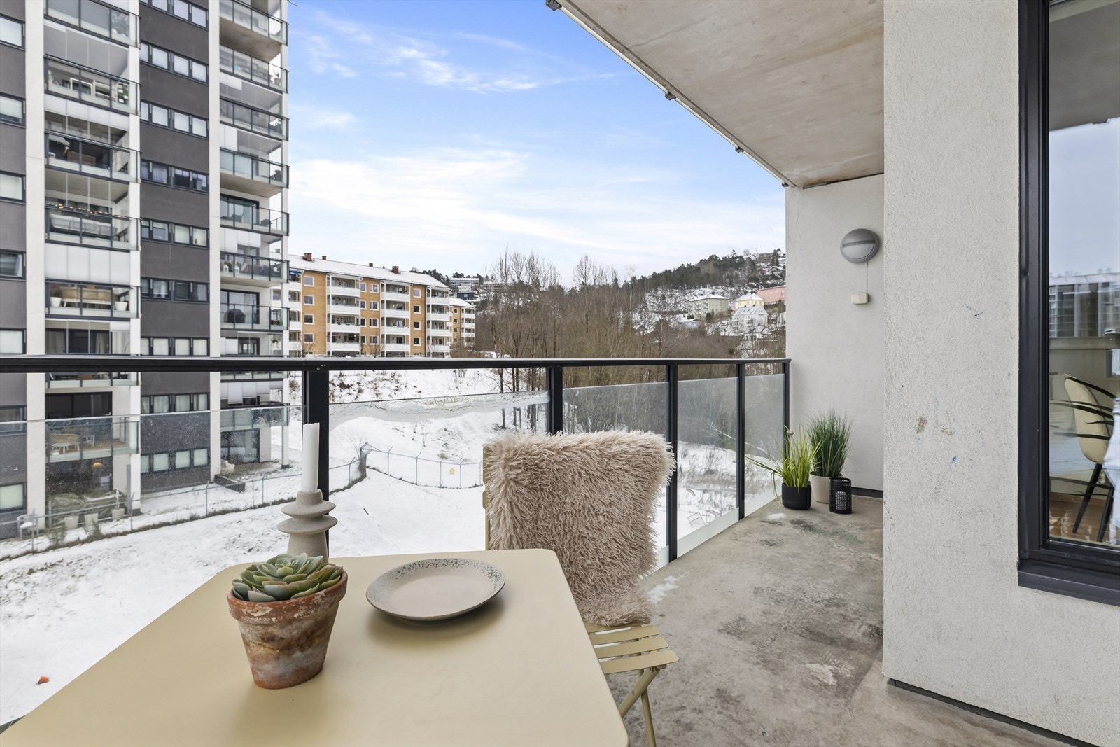 Stor balkong på ca. 8 kvm. med god plass til sittegruppe og annen møblering etter ønske Galleribilde