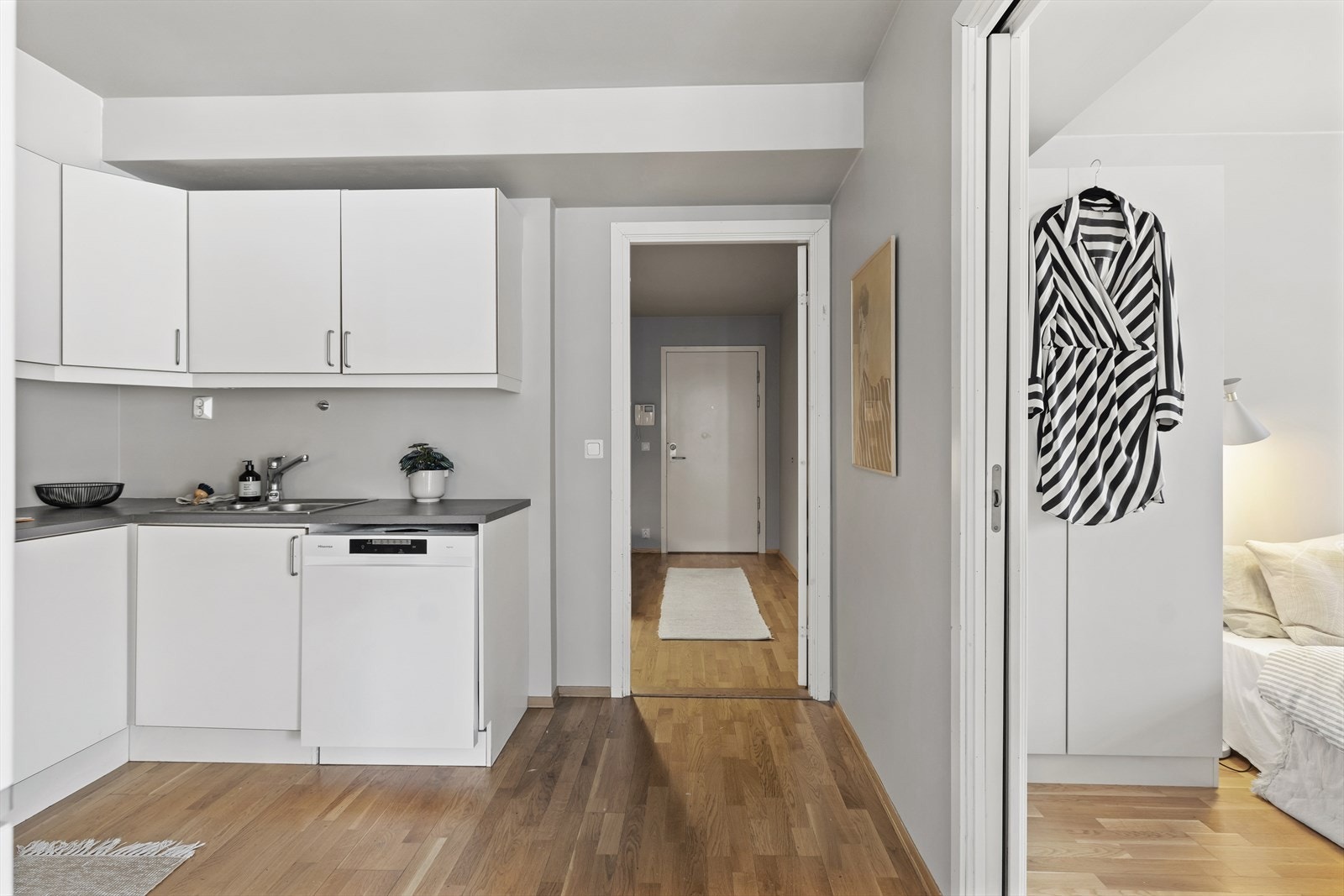 Kjøkkenet oppleves som adskilt sone, men allikevel i åpen løsning til stuen Galleribilde