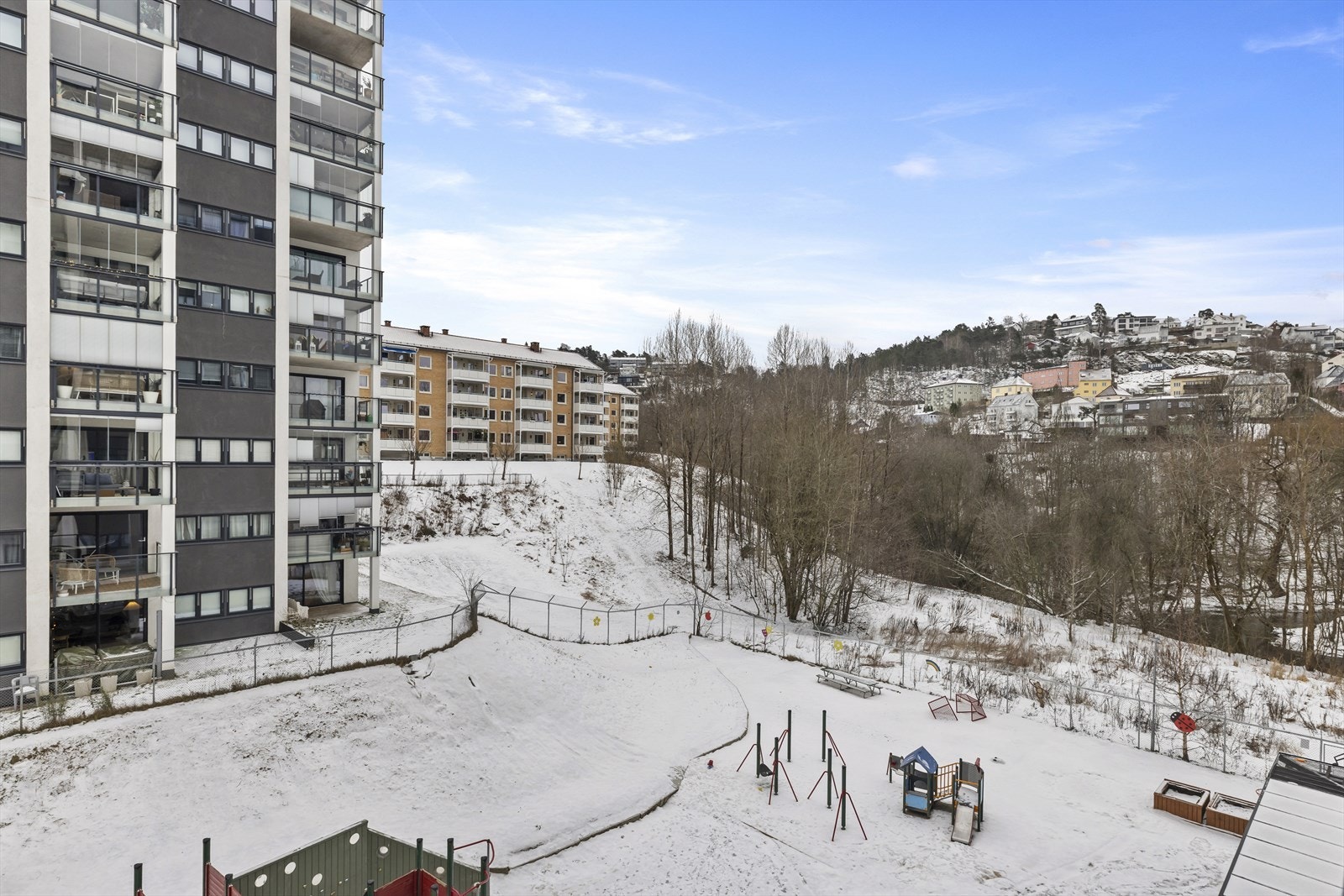 Utsikt mot grøntarealer og borettslagets fellesarealer Galleribilde