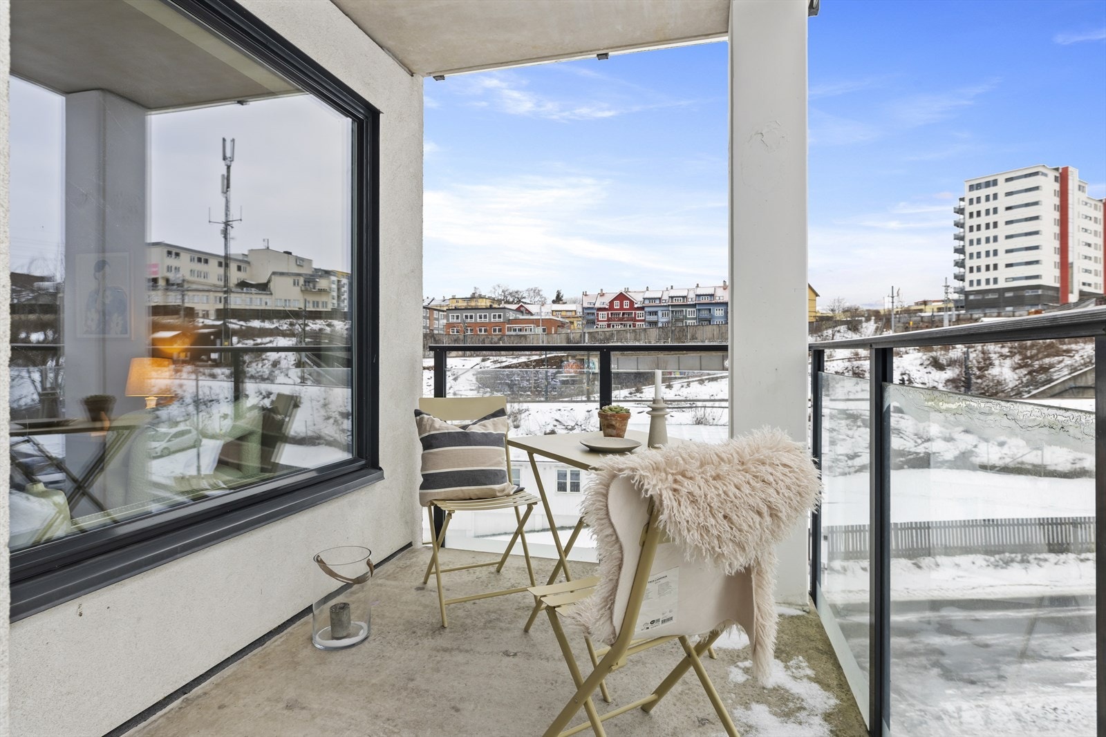 Balkongen er omtrent østvendt på balkonges langside Galleribilde