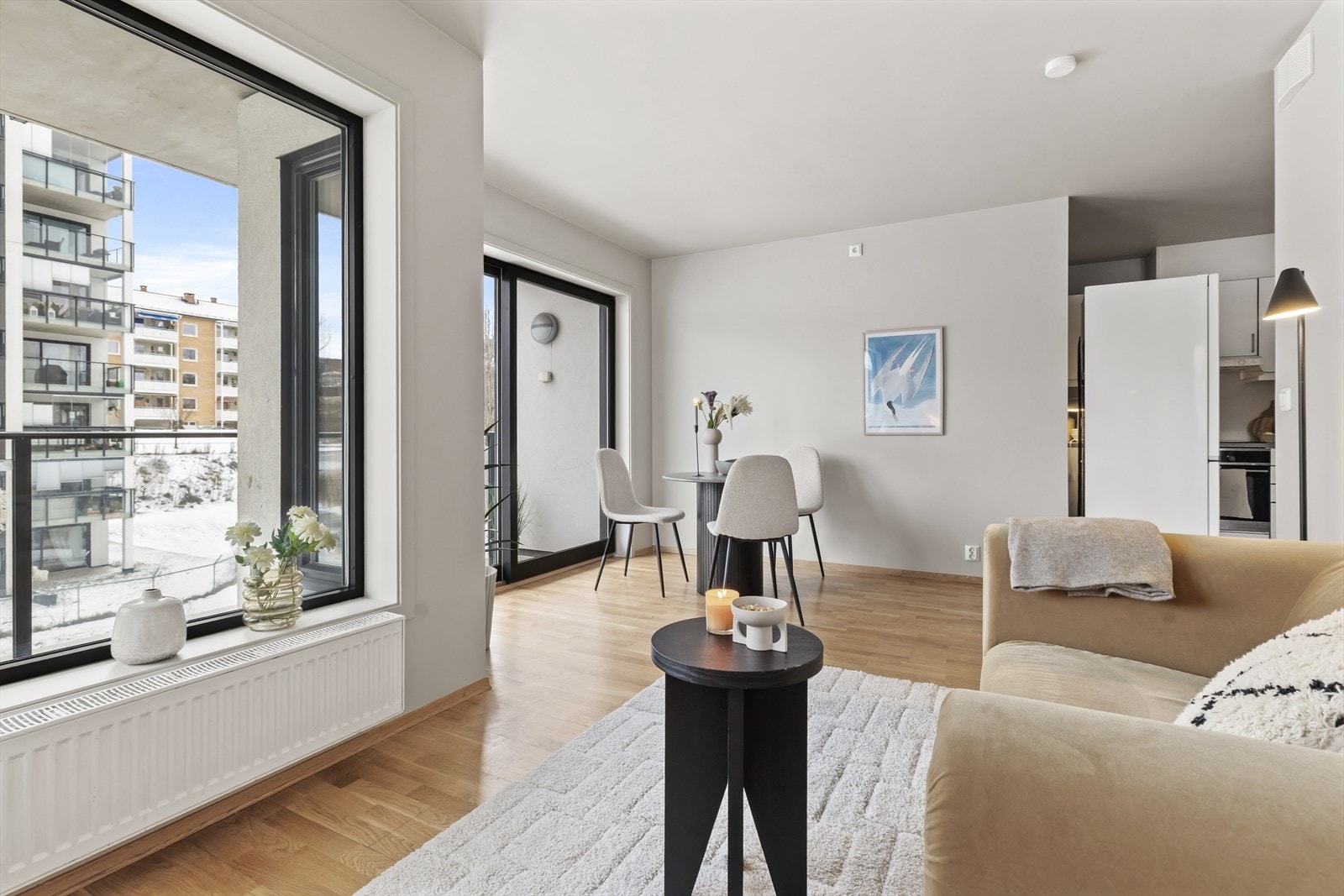 Stuen kan deles inn i naturlige soner med plass til sofagruppe, Tv-benk og spiseplass Galleribilde