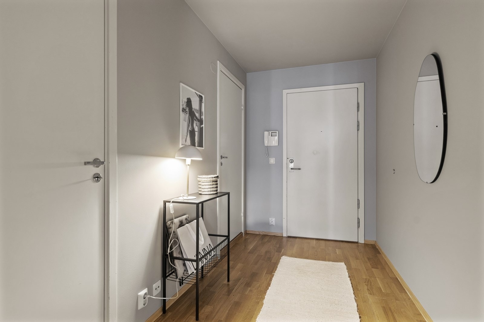 Velkommen inn. Gangen er lys og bringer deg videre inn i leilighetens flere rom Galleribilde