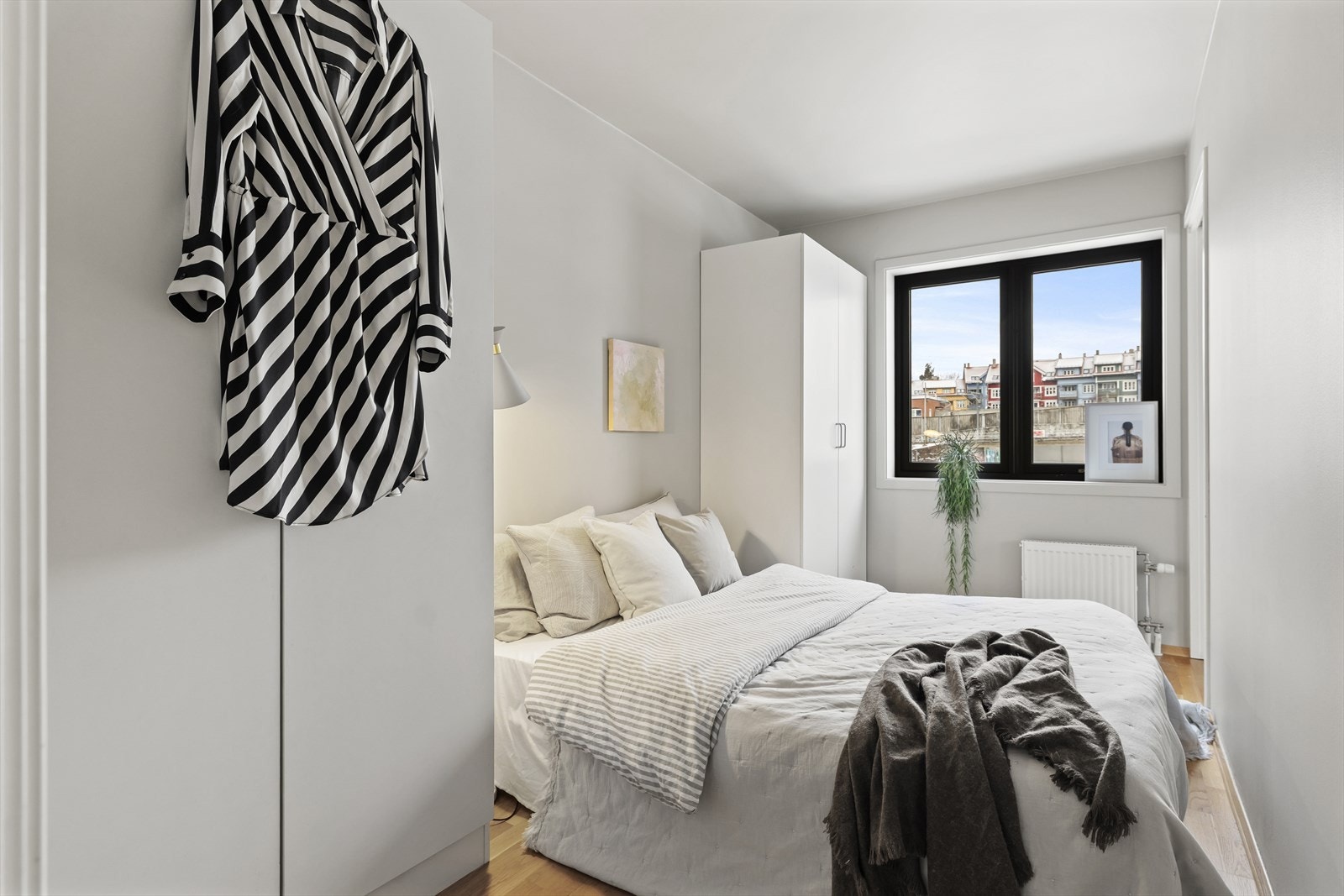 Soverommet er av god størrelse med god plass til dobbeltseng Galleribilde