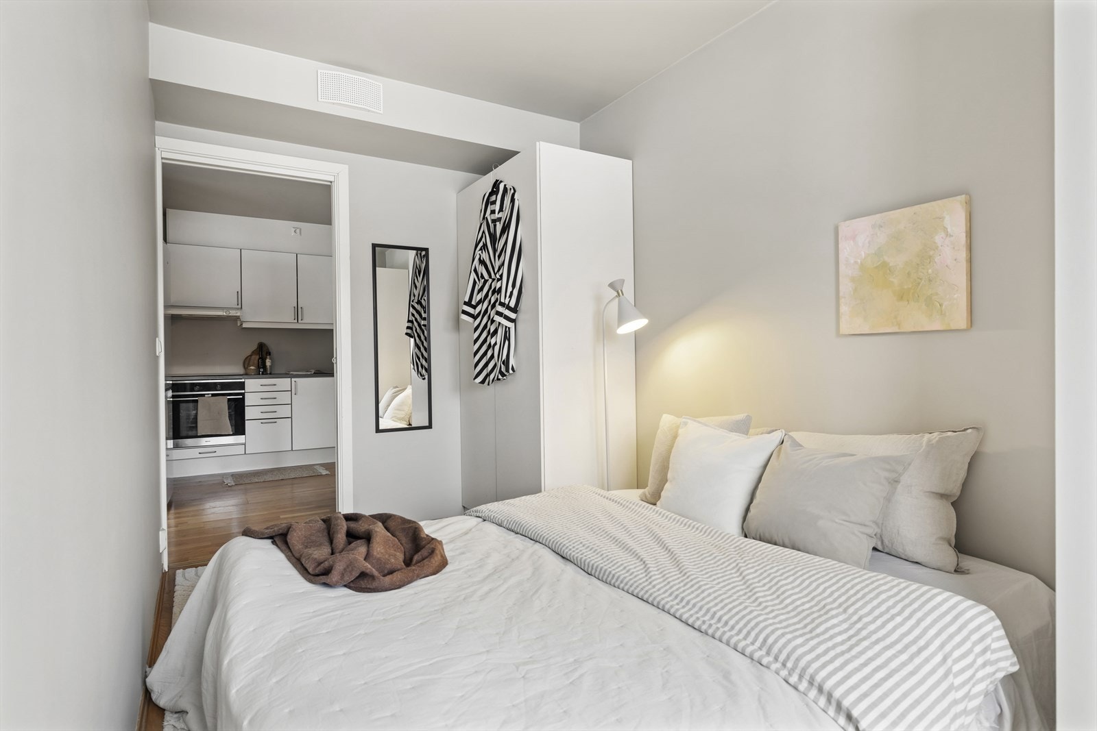 Godt med oppbevaring i garderobeskap som medfølger handelen Galleribilde